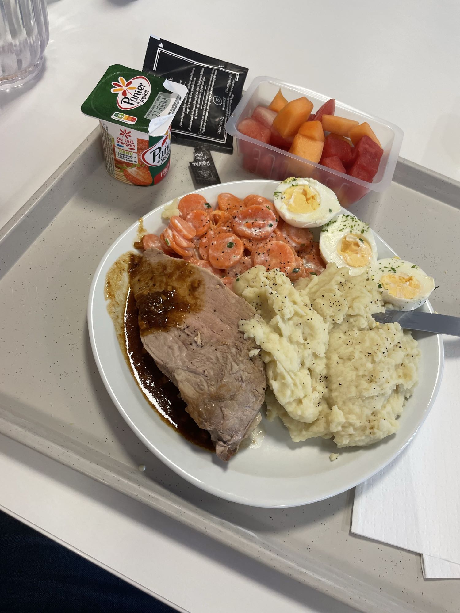 Déjeuner viande purée œufs