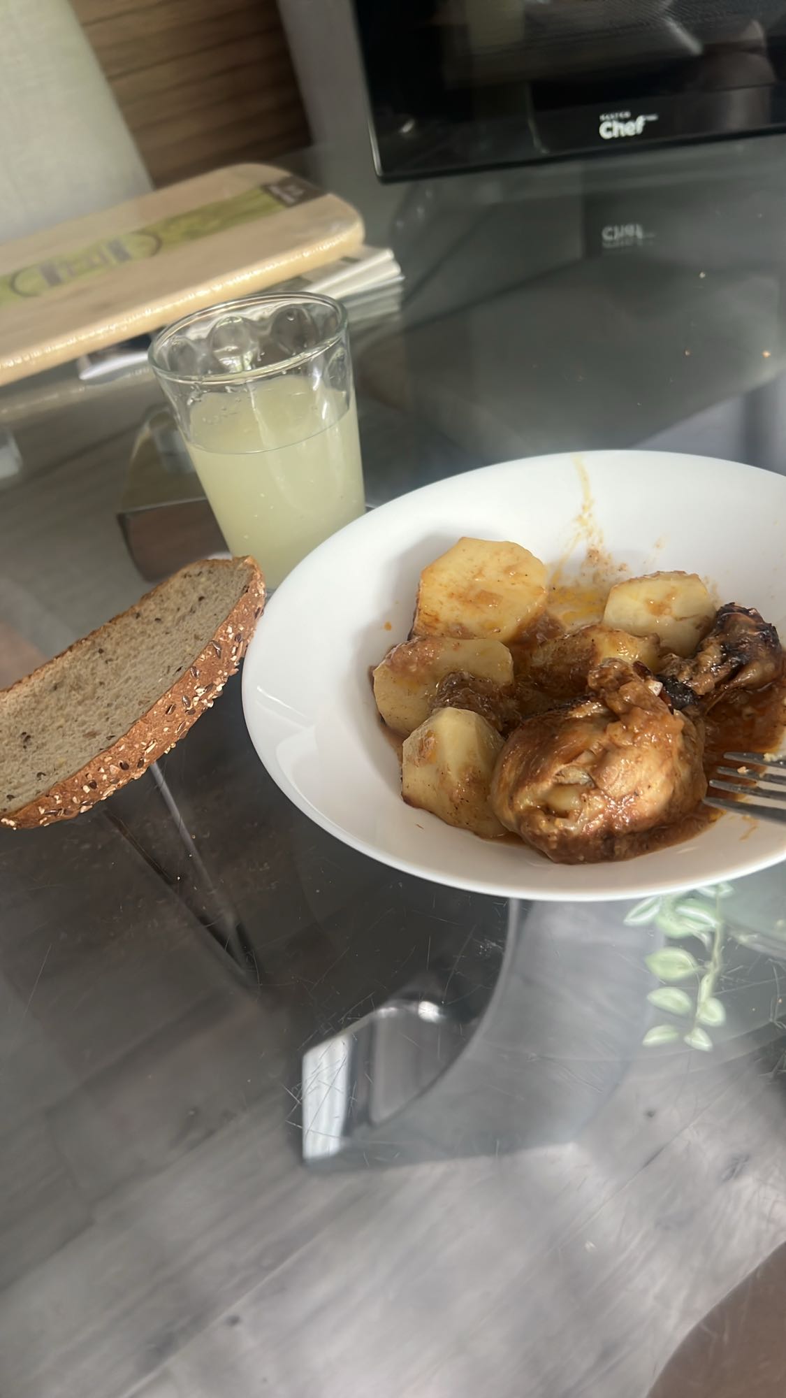Poulet pommes de terre pain