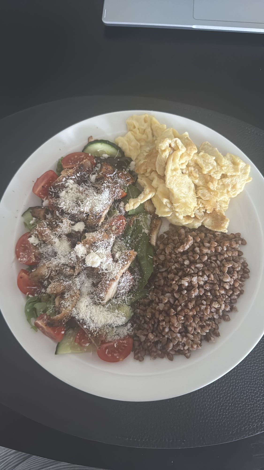 Kycklingsallad med bovete och ägg