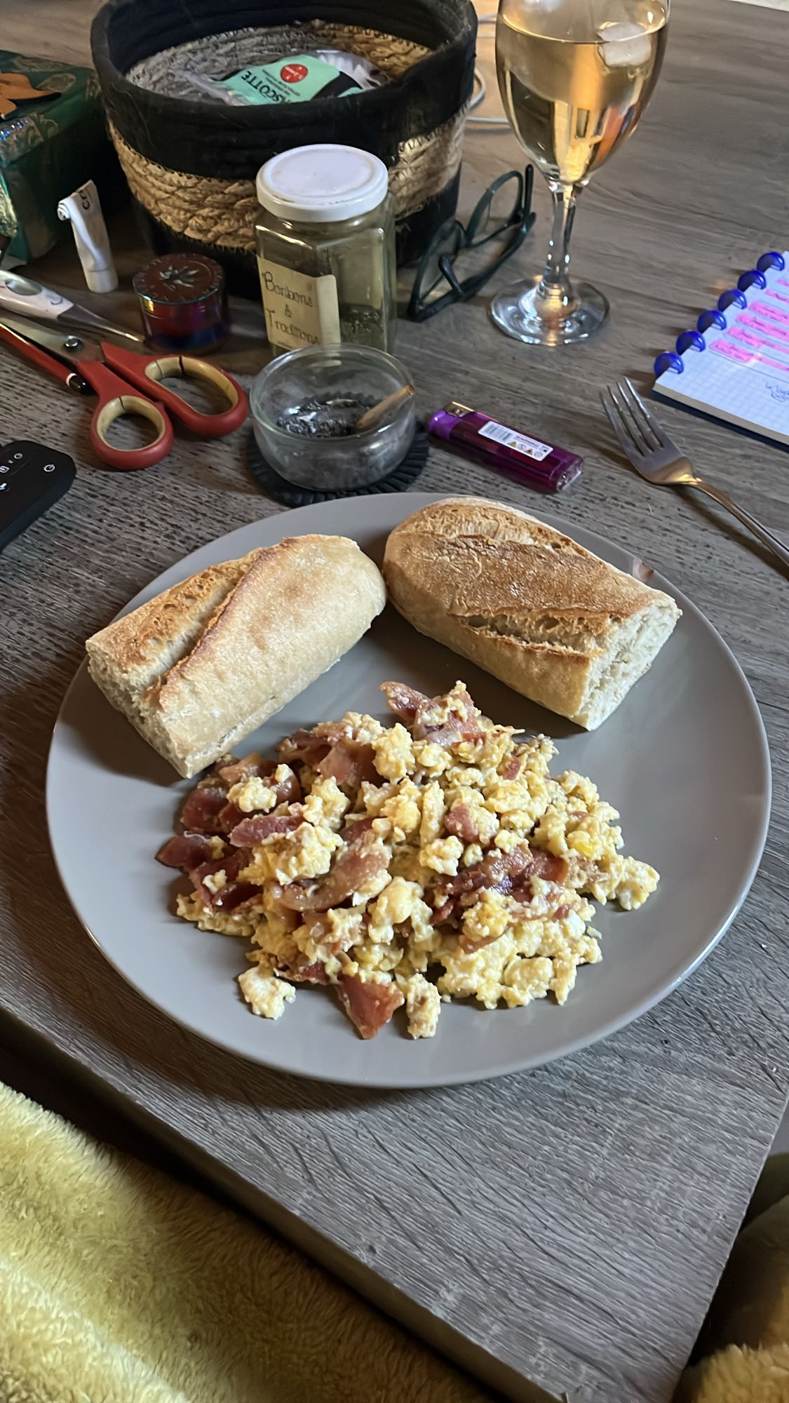 Oeufs brouillés et pain