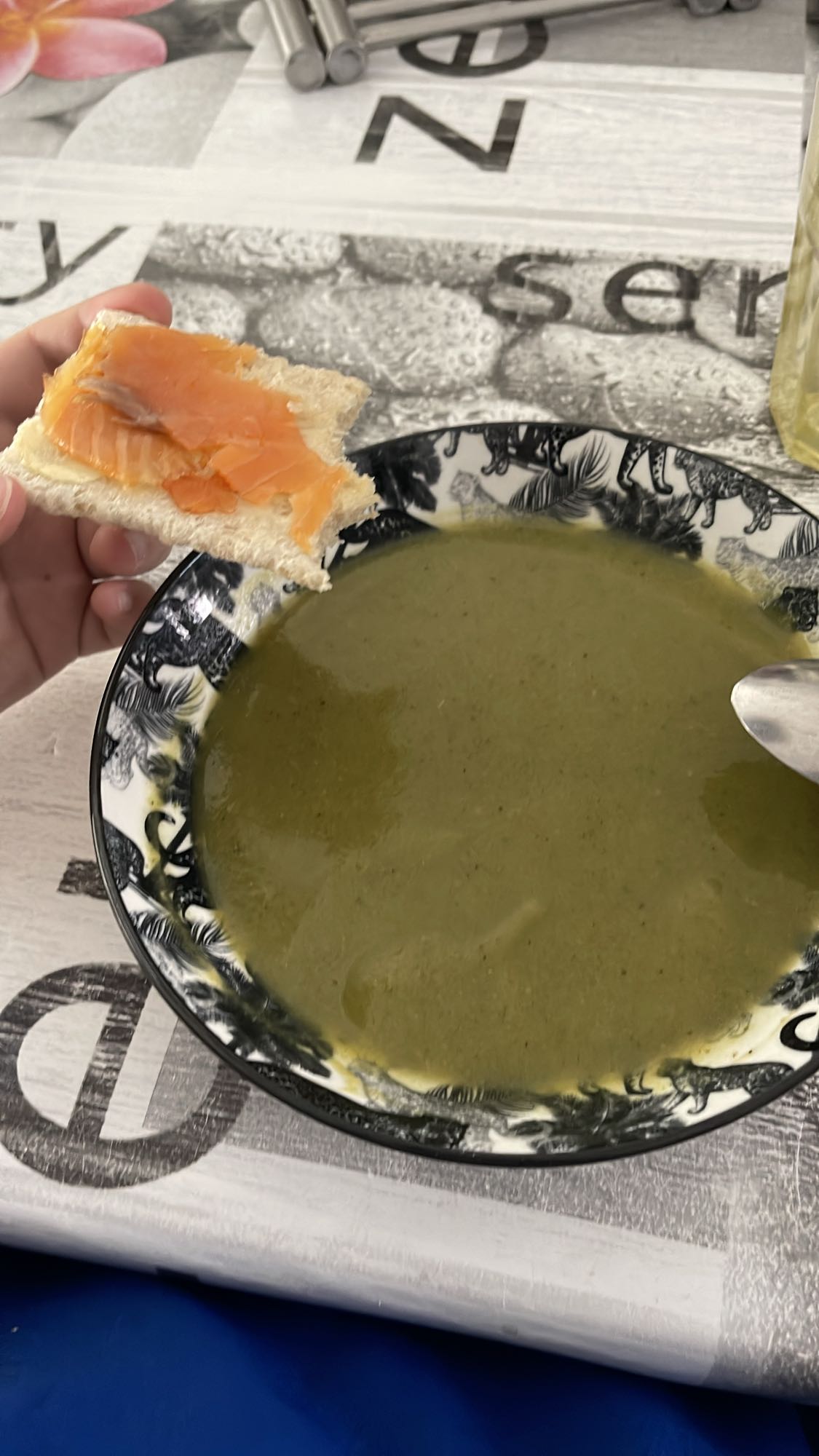 Soupe légumes et pain saumon