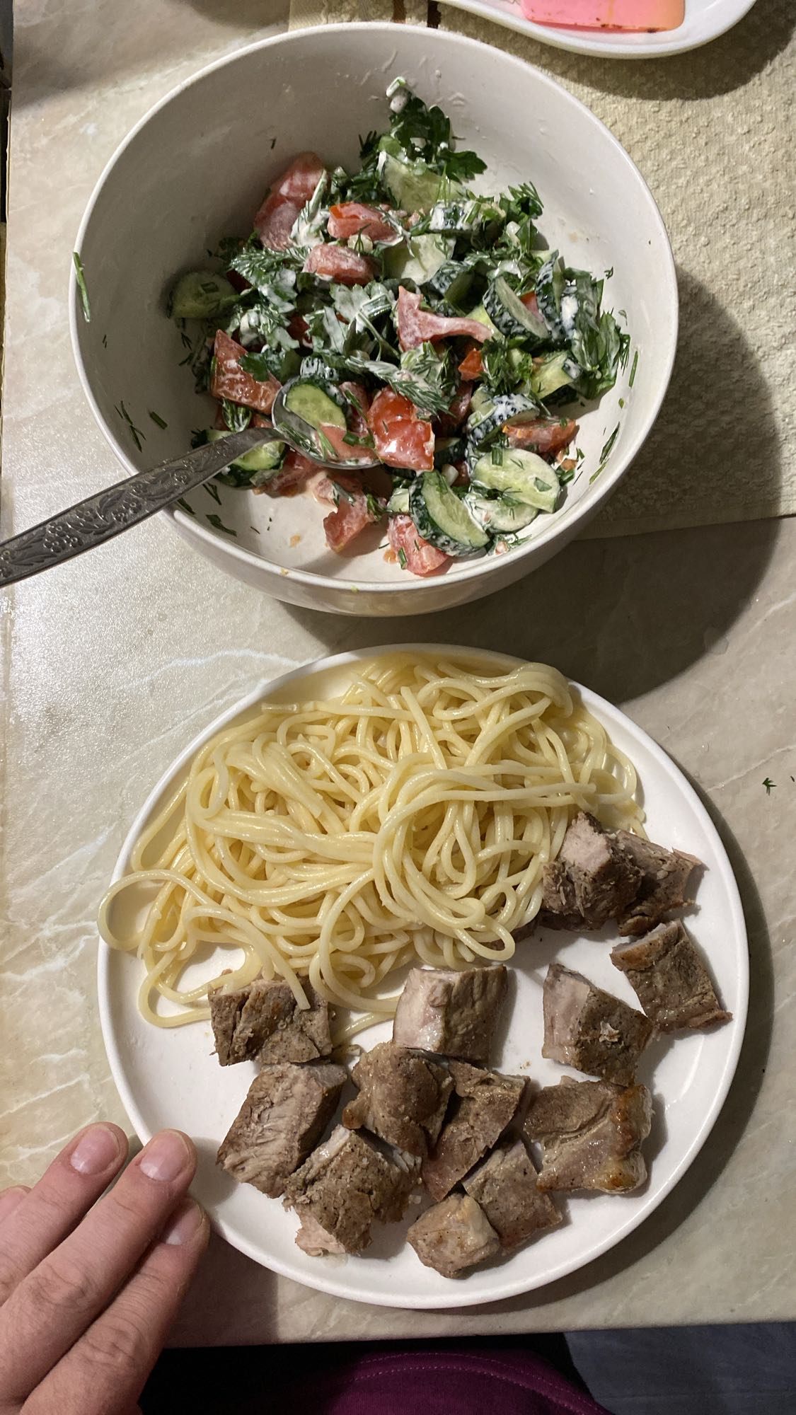 Макароны с мясом и салатом