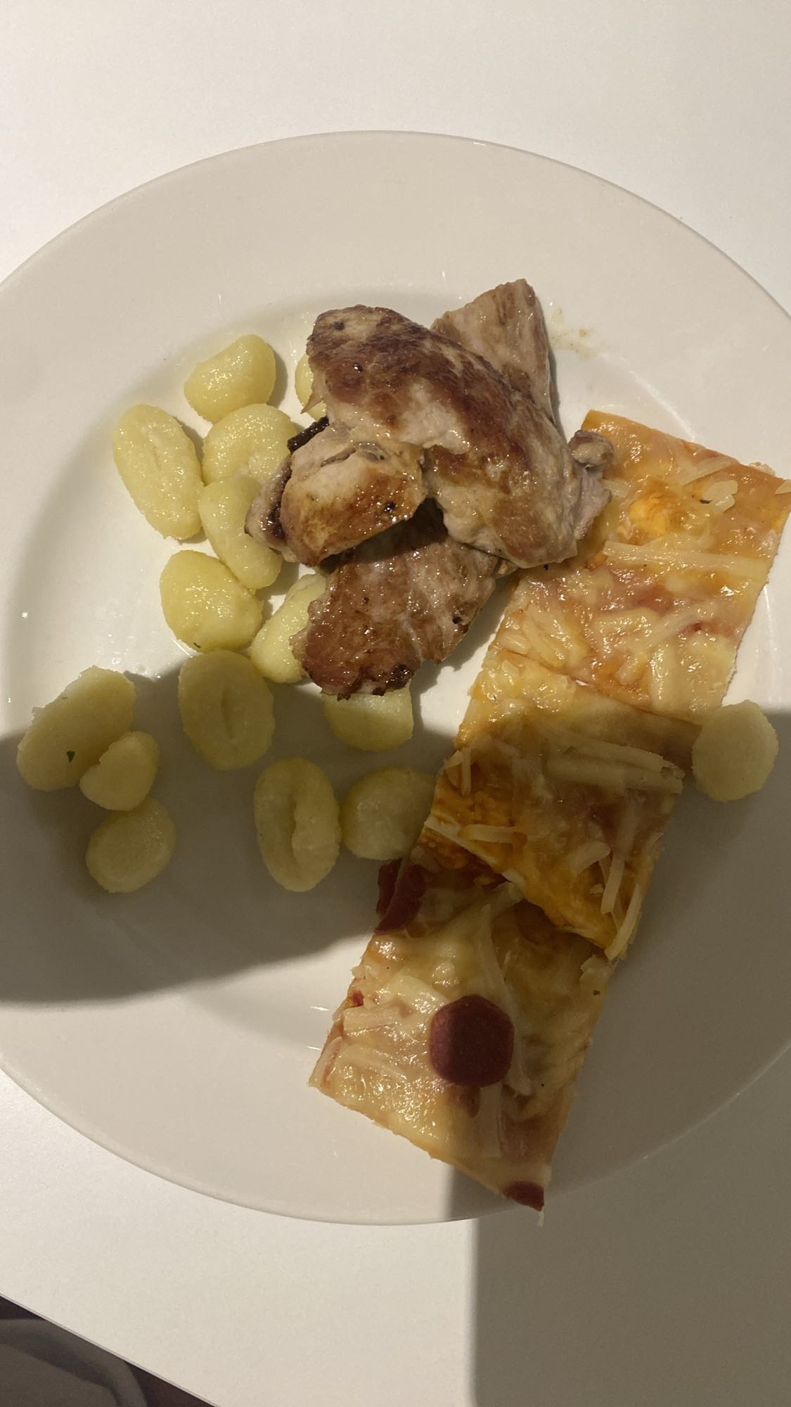 Gnocchi cu carne și pizza