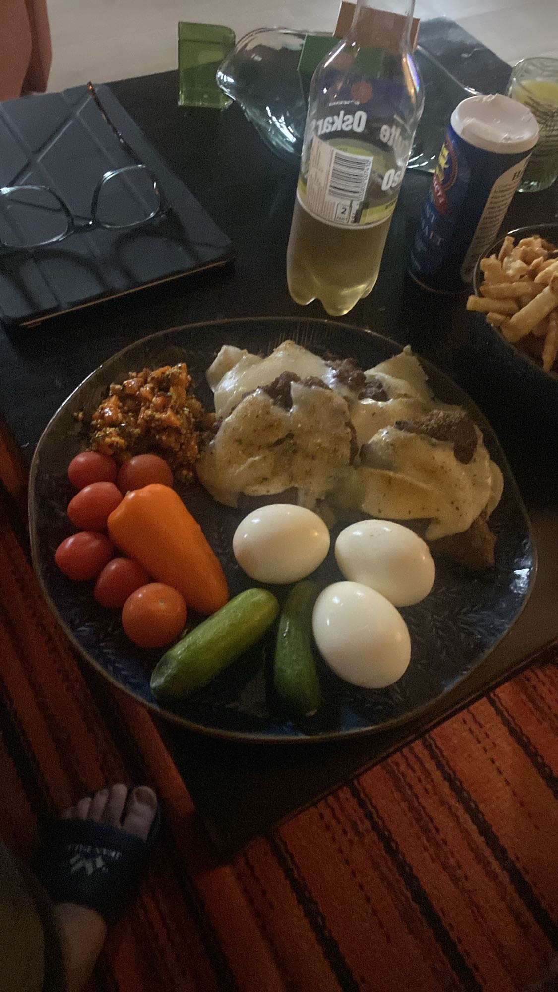 Kjøtt, egg og grønnsaker tallerken