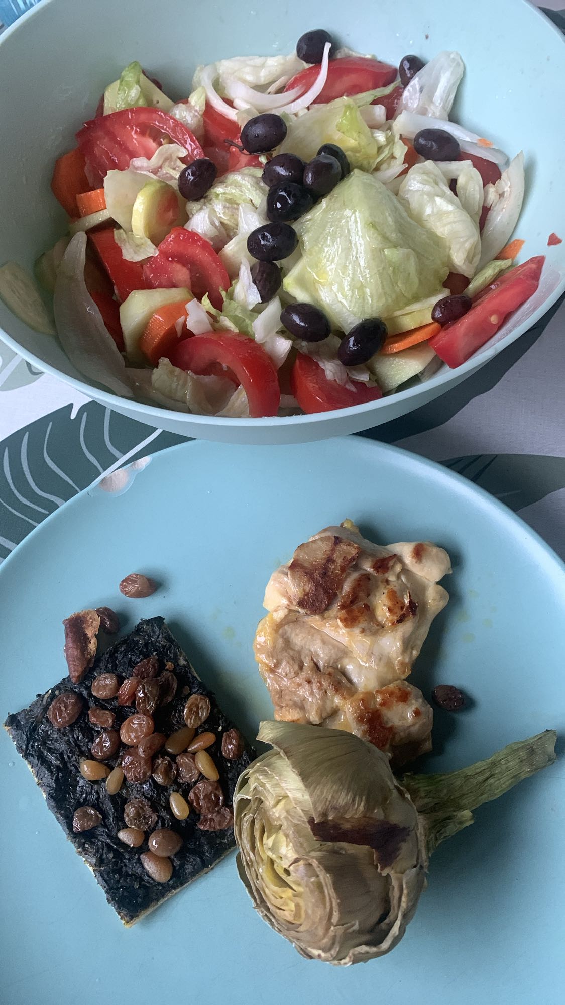 ensalada y pollo con guarnición