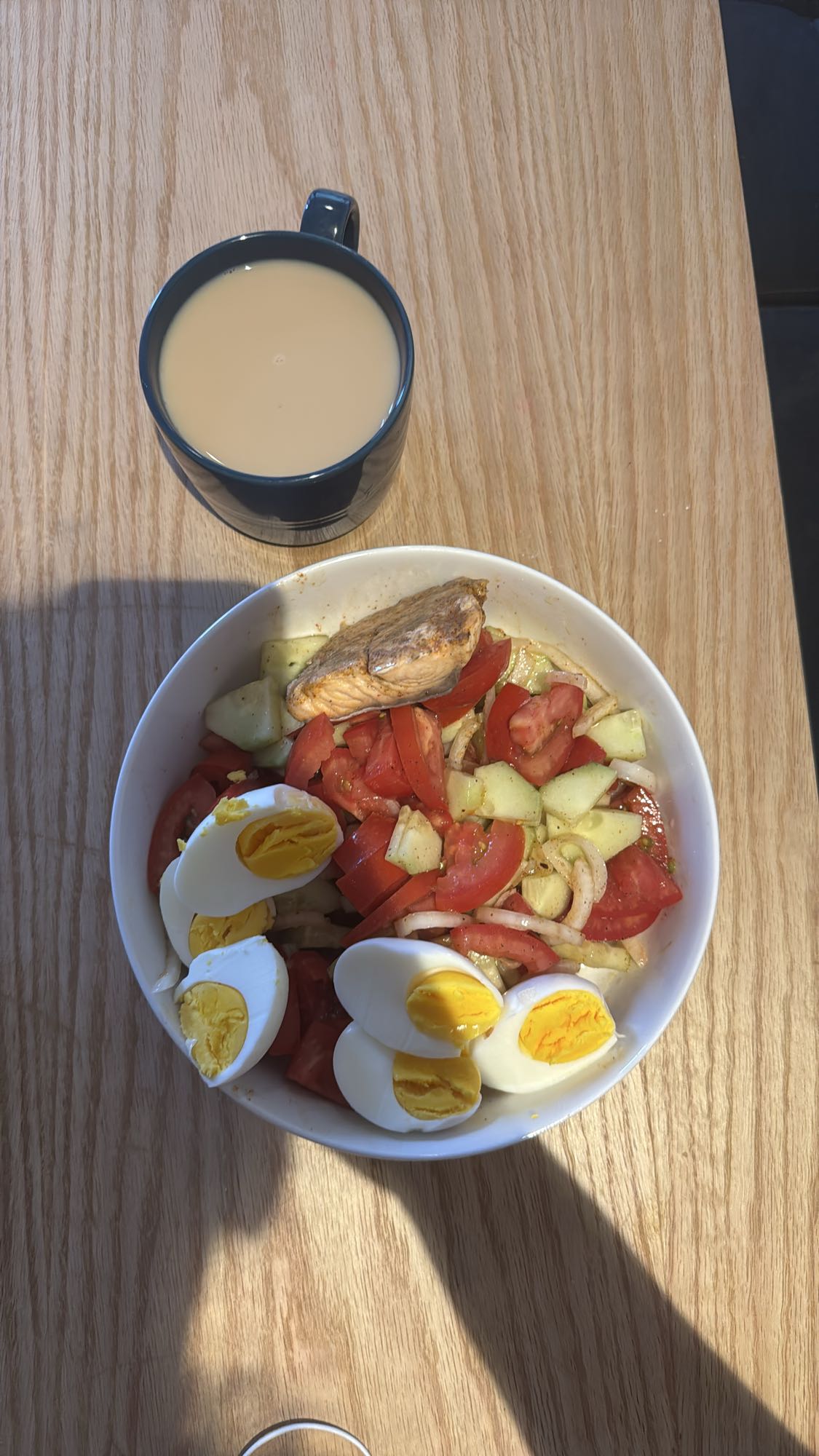 3 вареных яйца с салатом и запечённый лосось