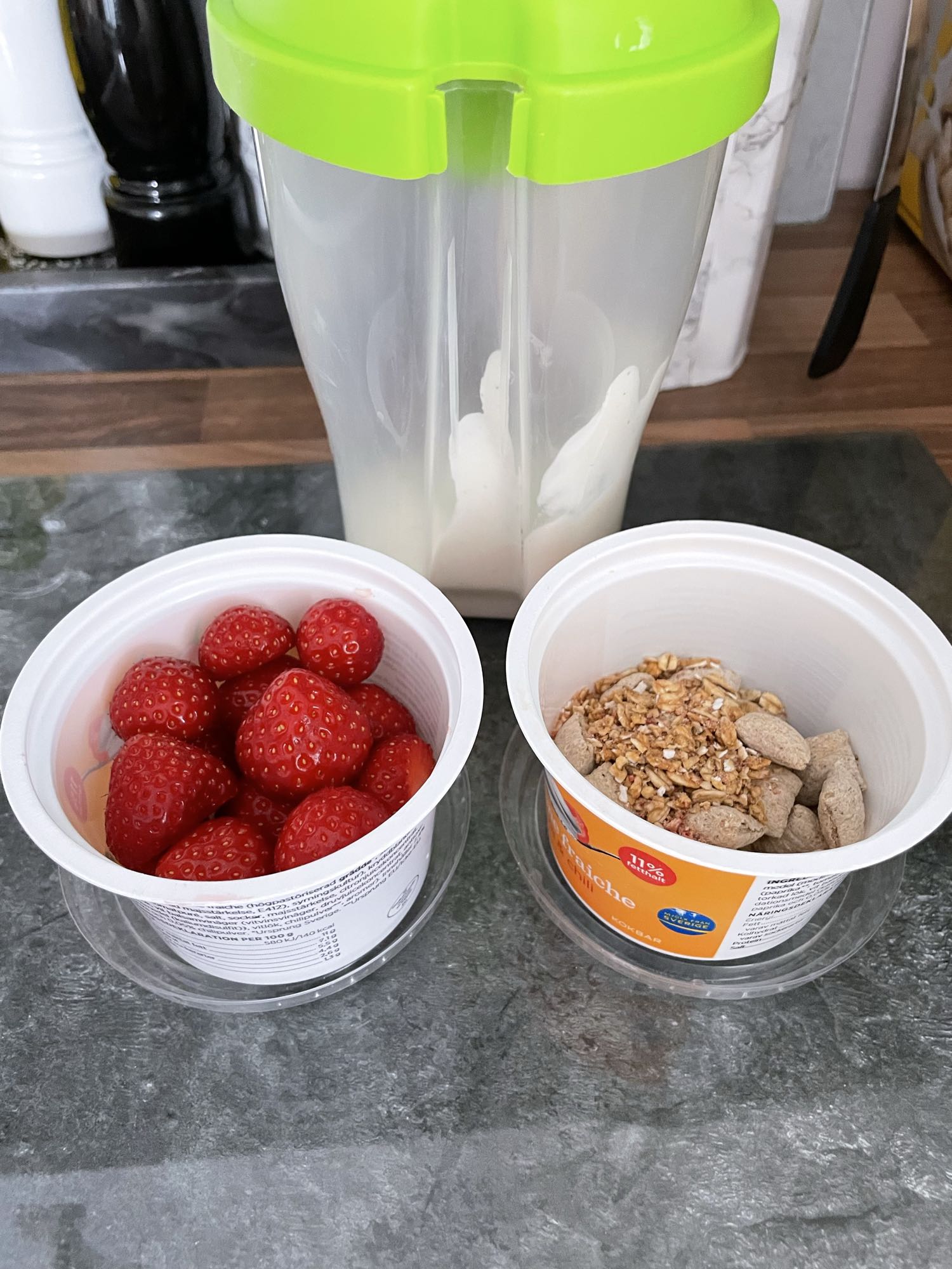 Jordgubbsyoghurt med müsli