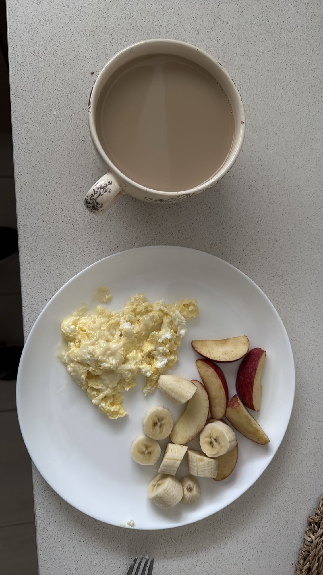 Desayuno con huevo y fruta