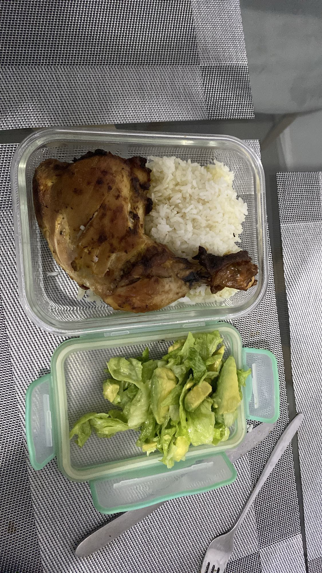 Pollo con arroz y ensalada