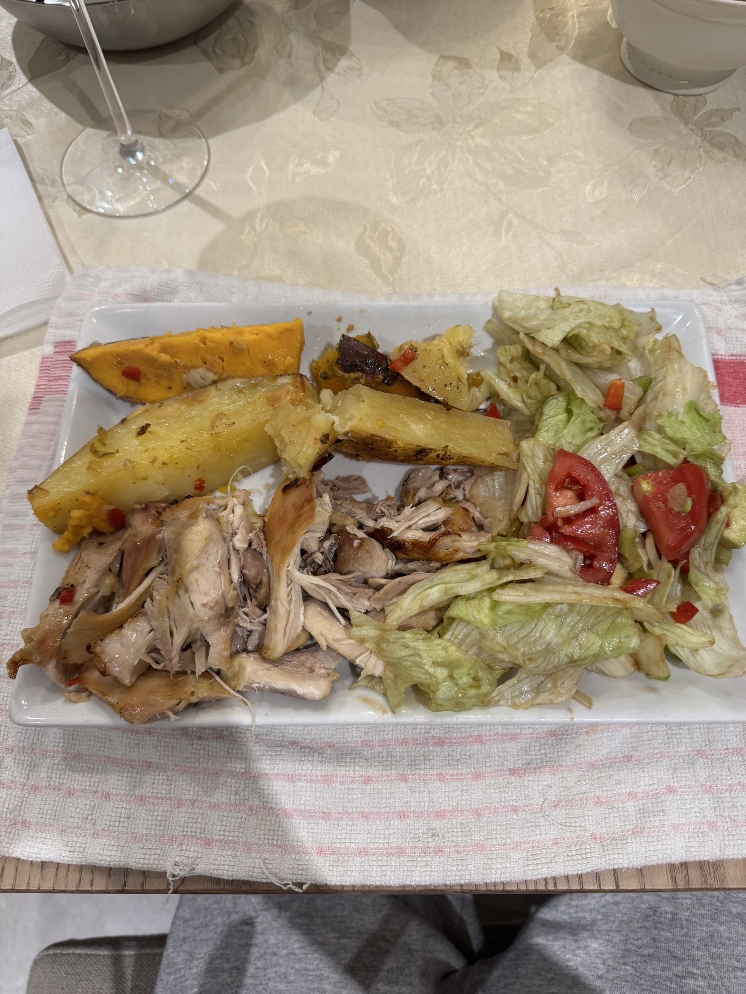 Pollo asado con ensalada