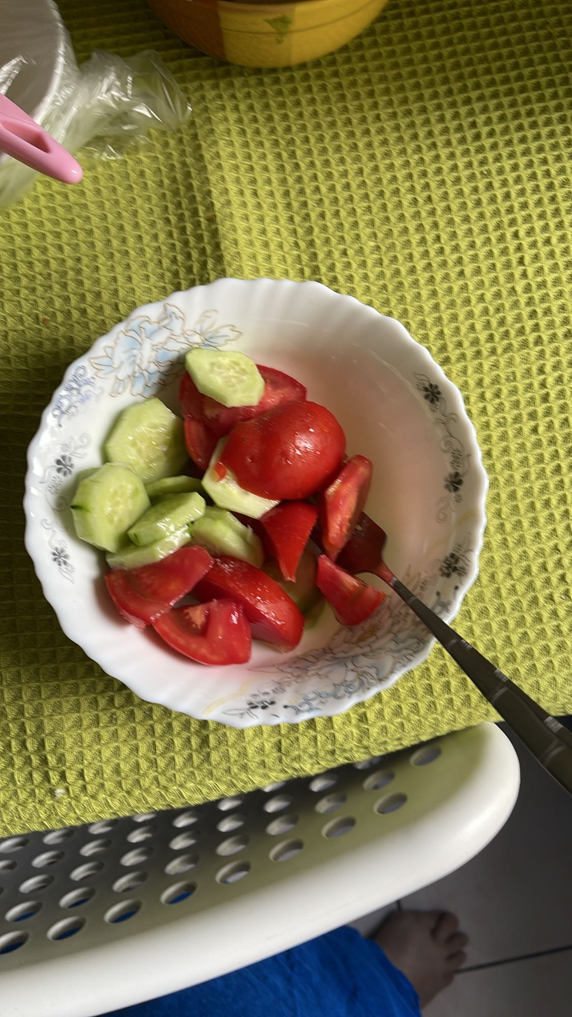 Salată de roșii și castraveți