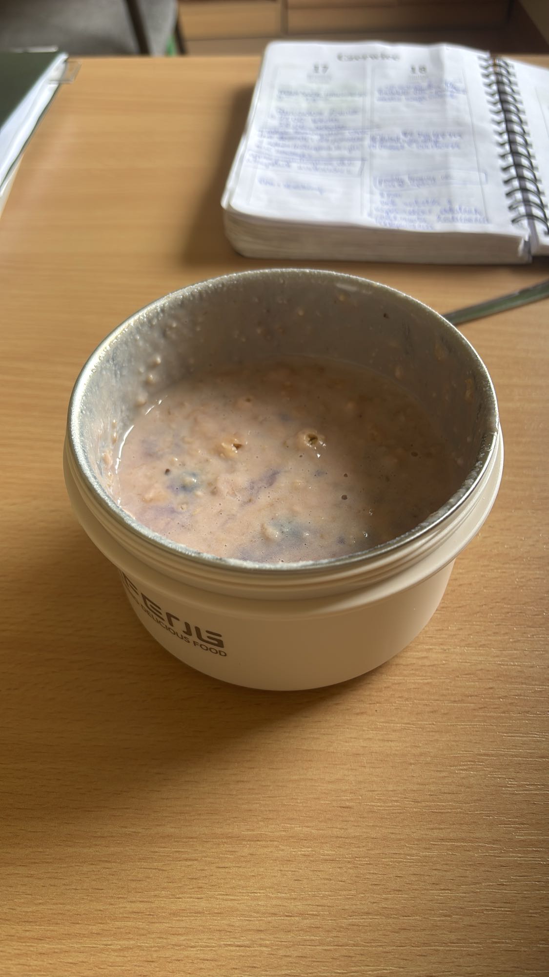 owsianka bez cukru z jagodami i odżywką białkową