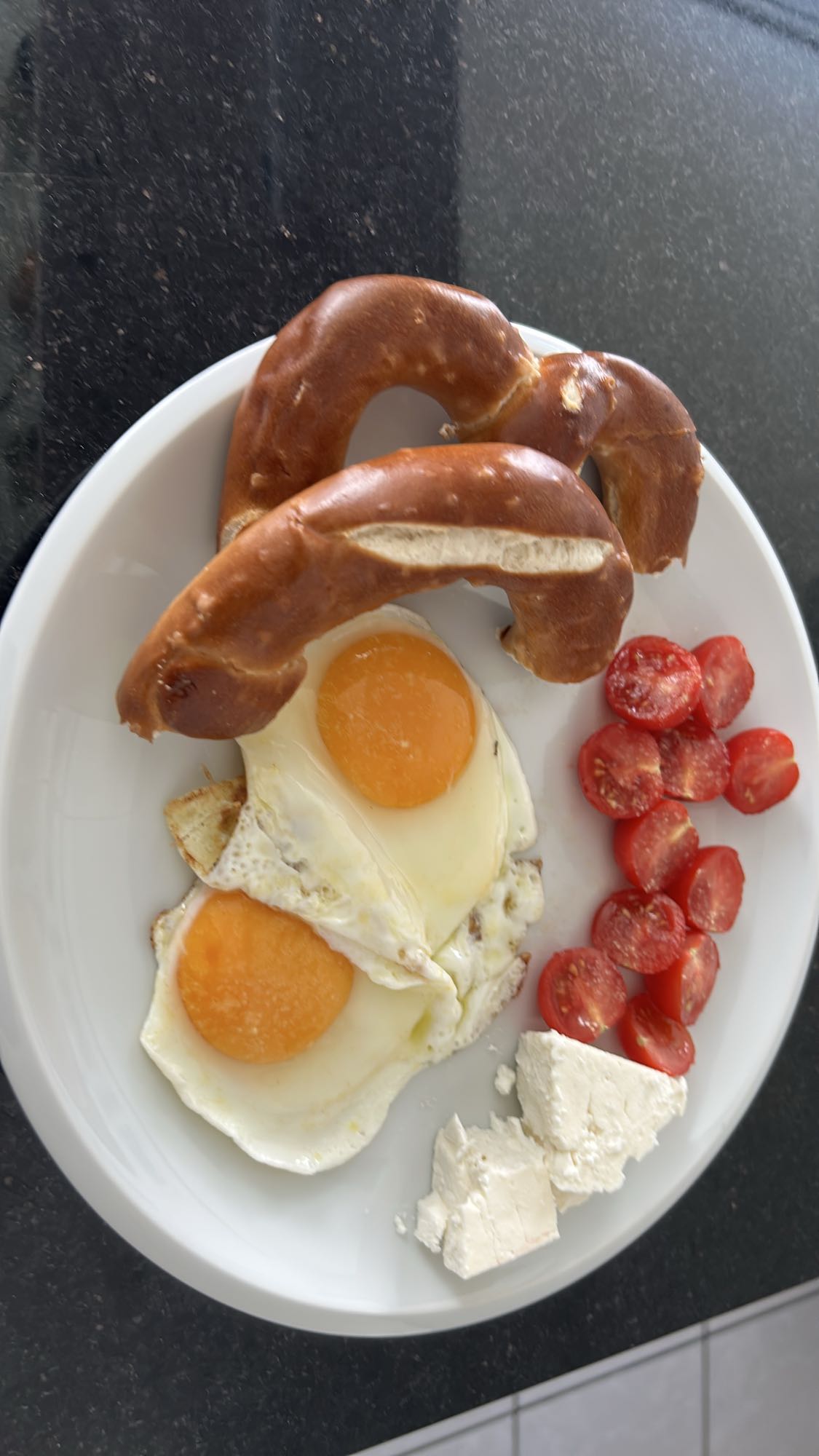 Frühstück mit Brezel & Ei