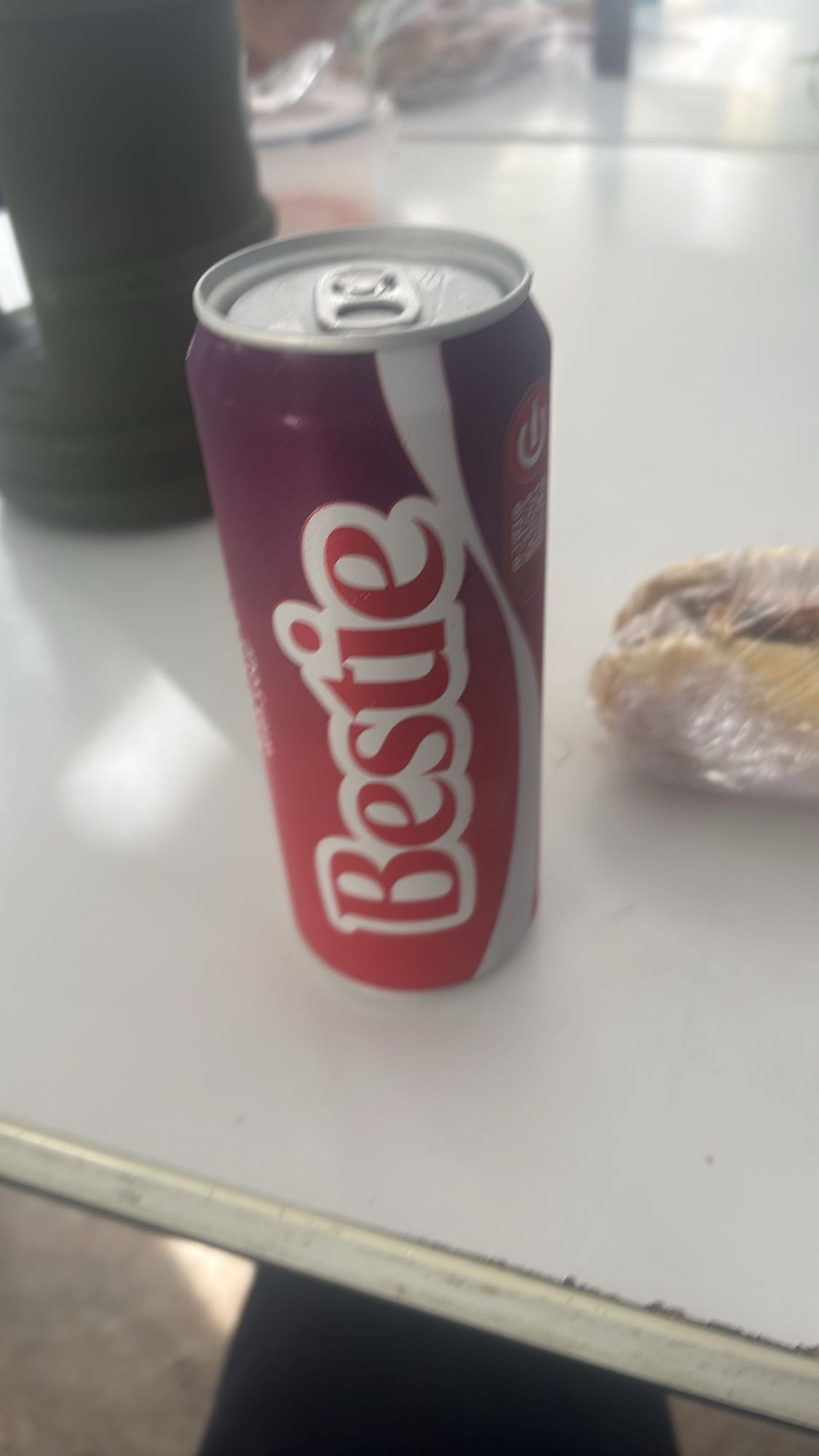 Frisdrank en broodje