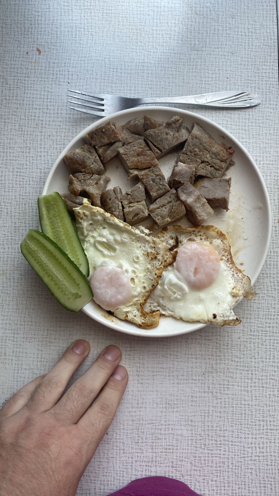 Яйца с мясом и огурцом