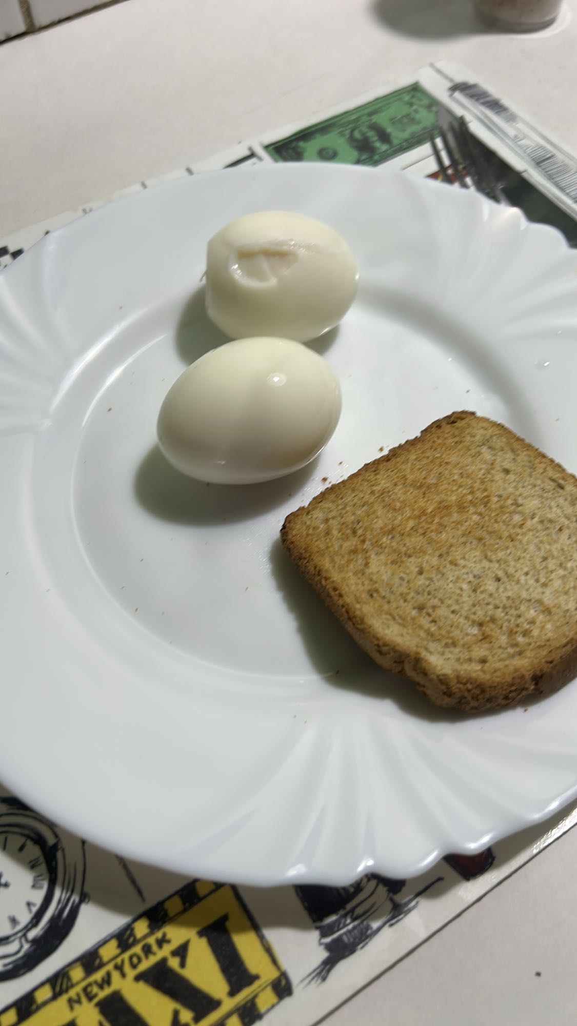 Huevos cocidos y pan tostado