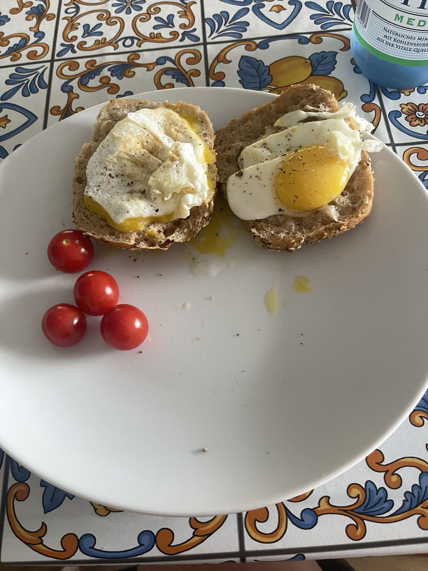 Vollkornbrötchen mit Ei