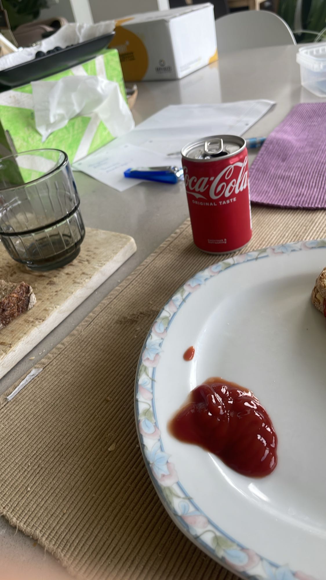 brood met ketchup en cola