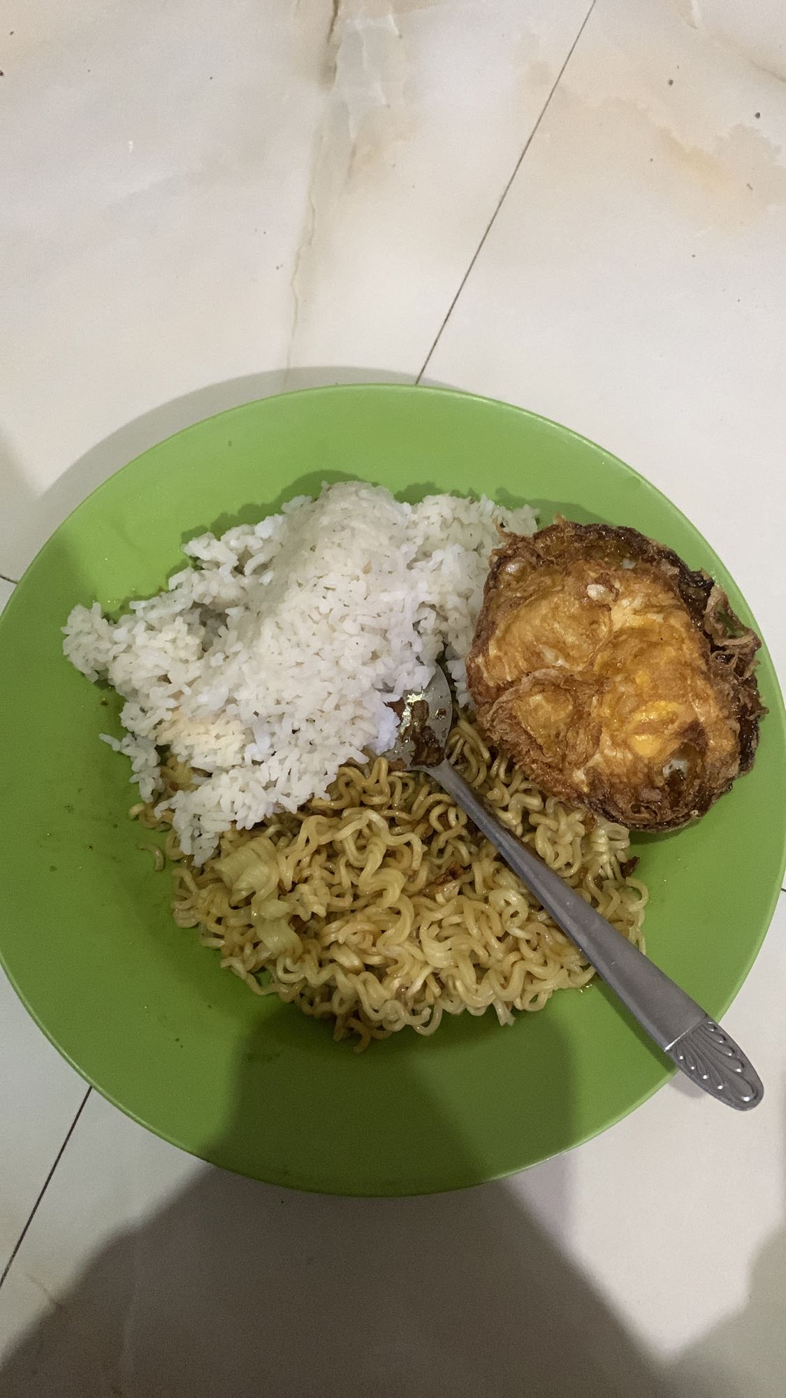 Nasi, mie, dan telur goreng