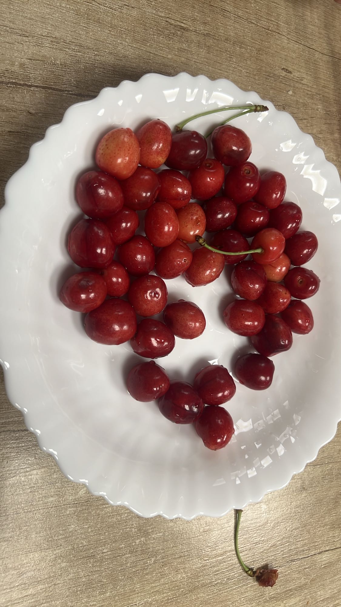 Cireșe proaspete pe farfurie