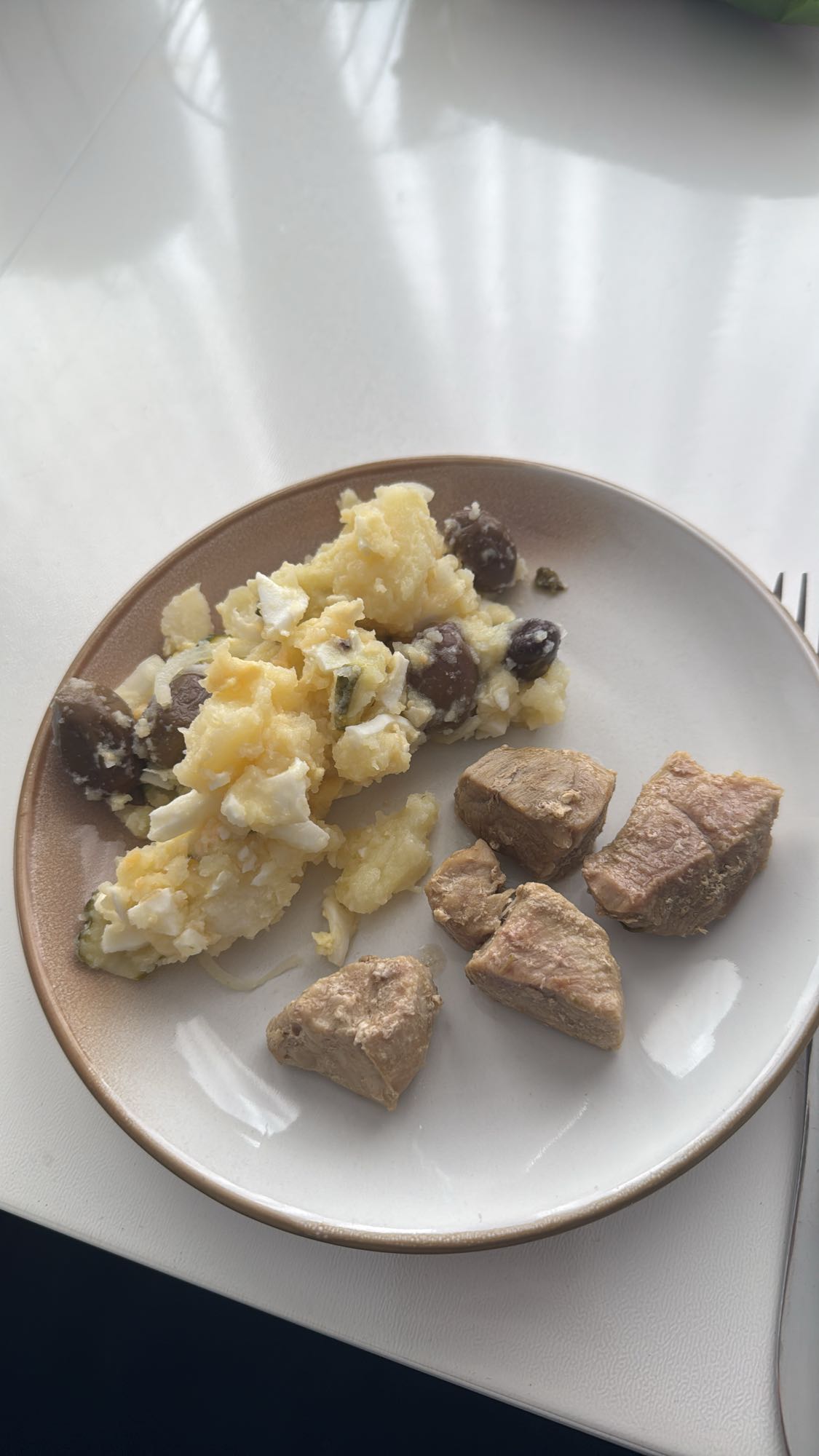 Salată cu carne fiartă