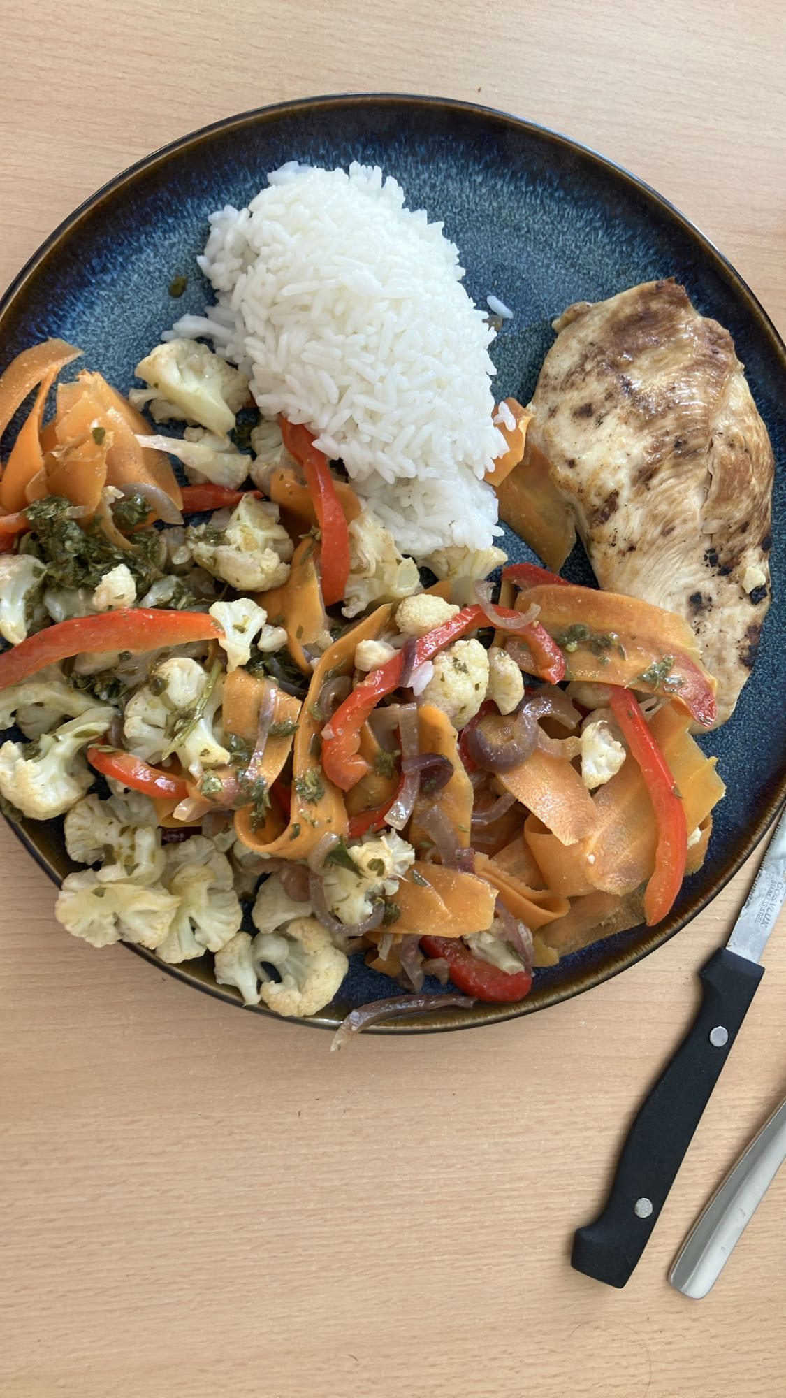 Frango com arroz e legumes
