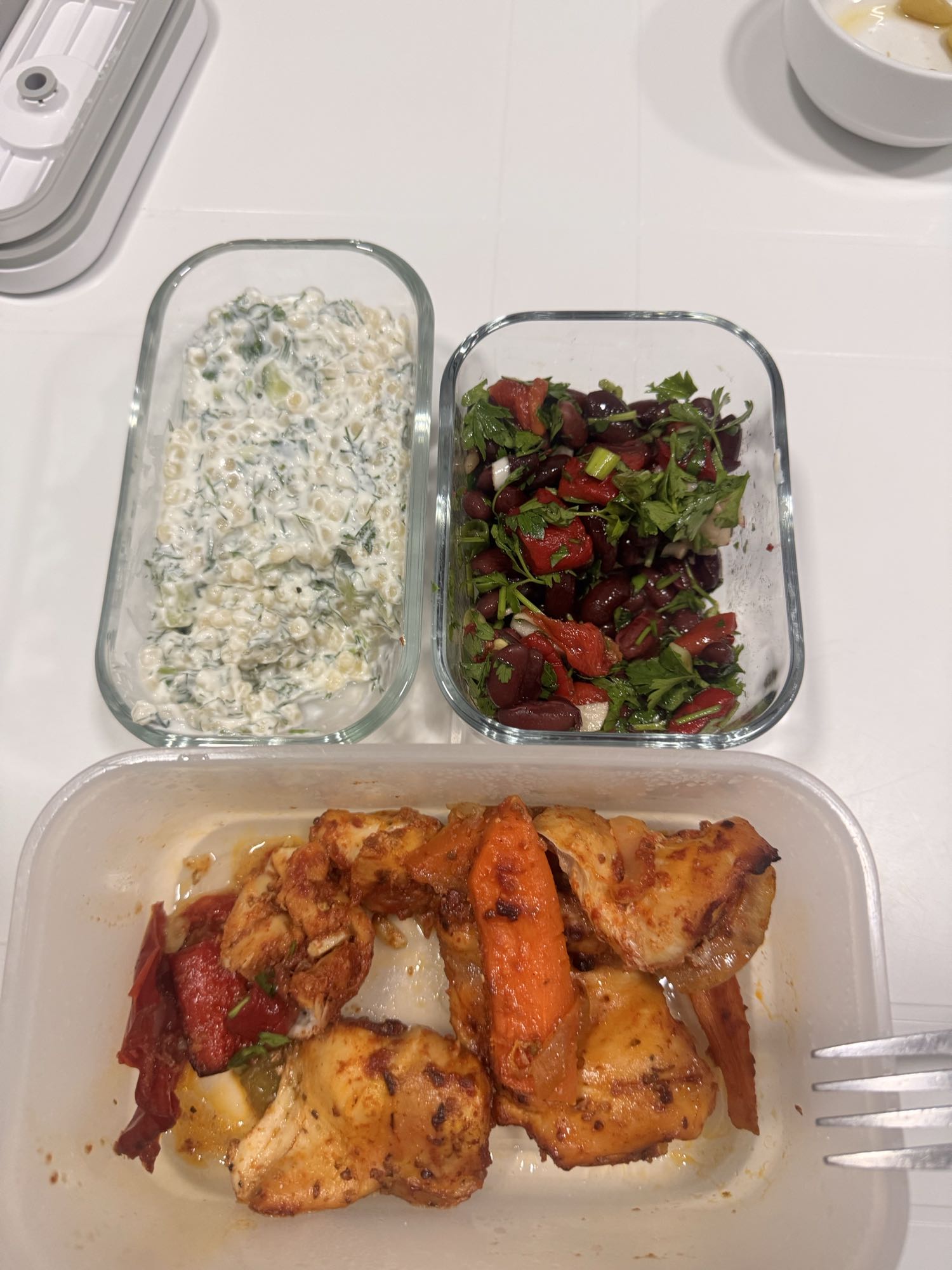 Курица с салатами