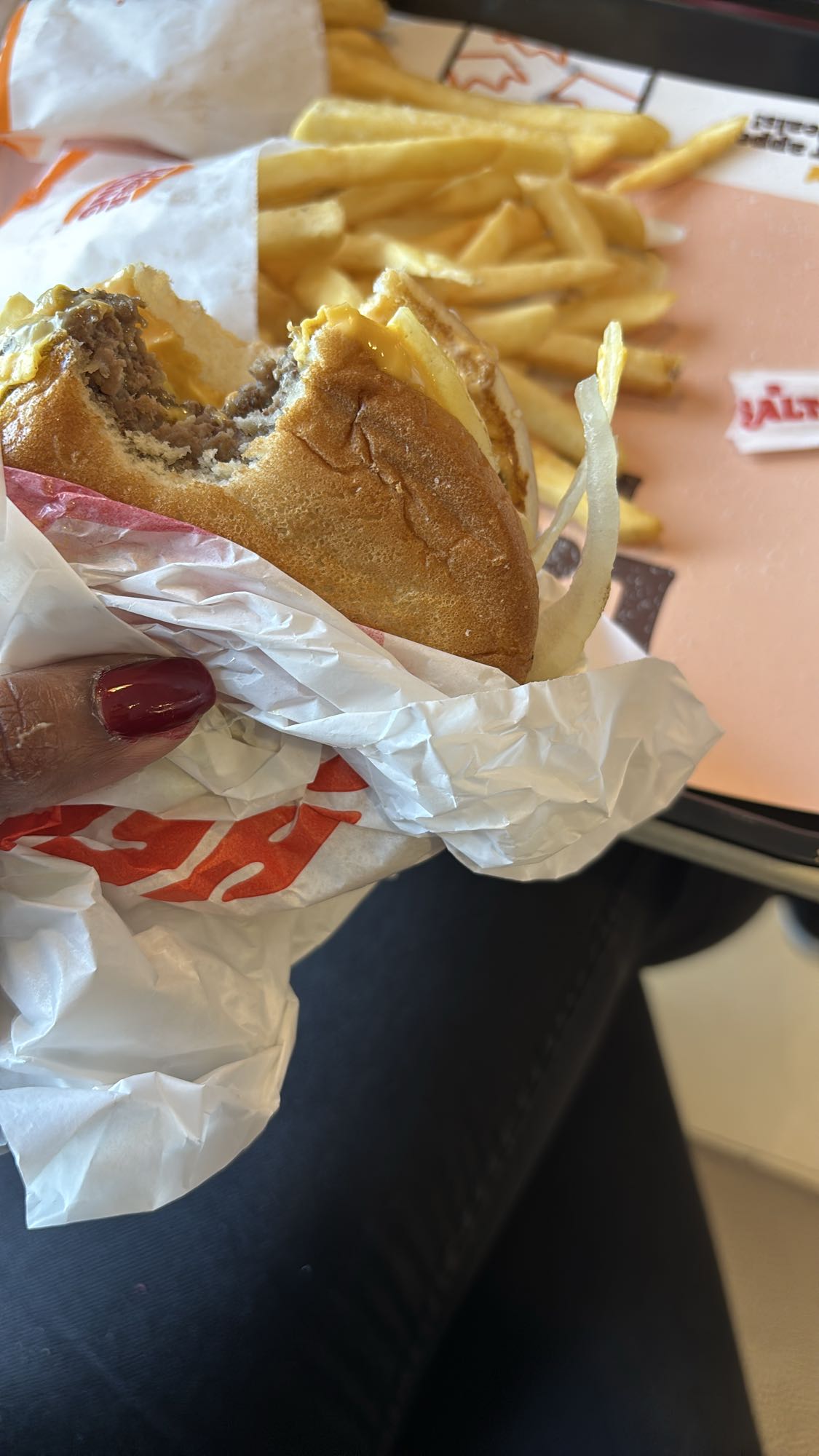 Ostburgare med pommes