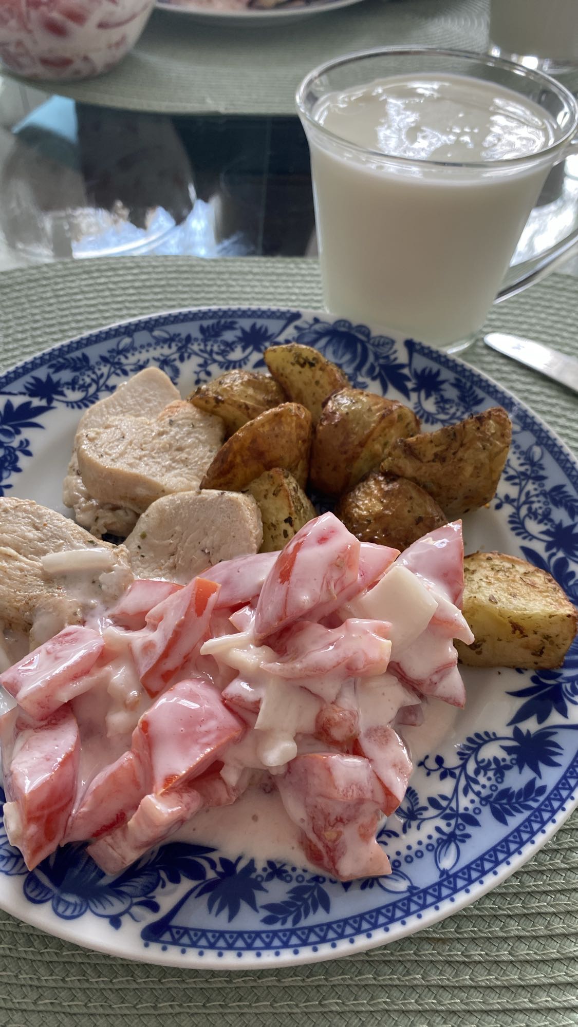 Kurczak z ziemniakami i sałatką