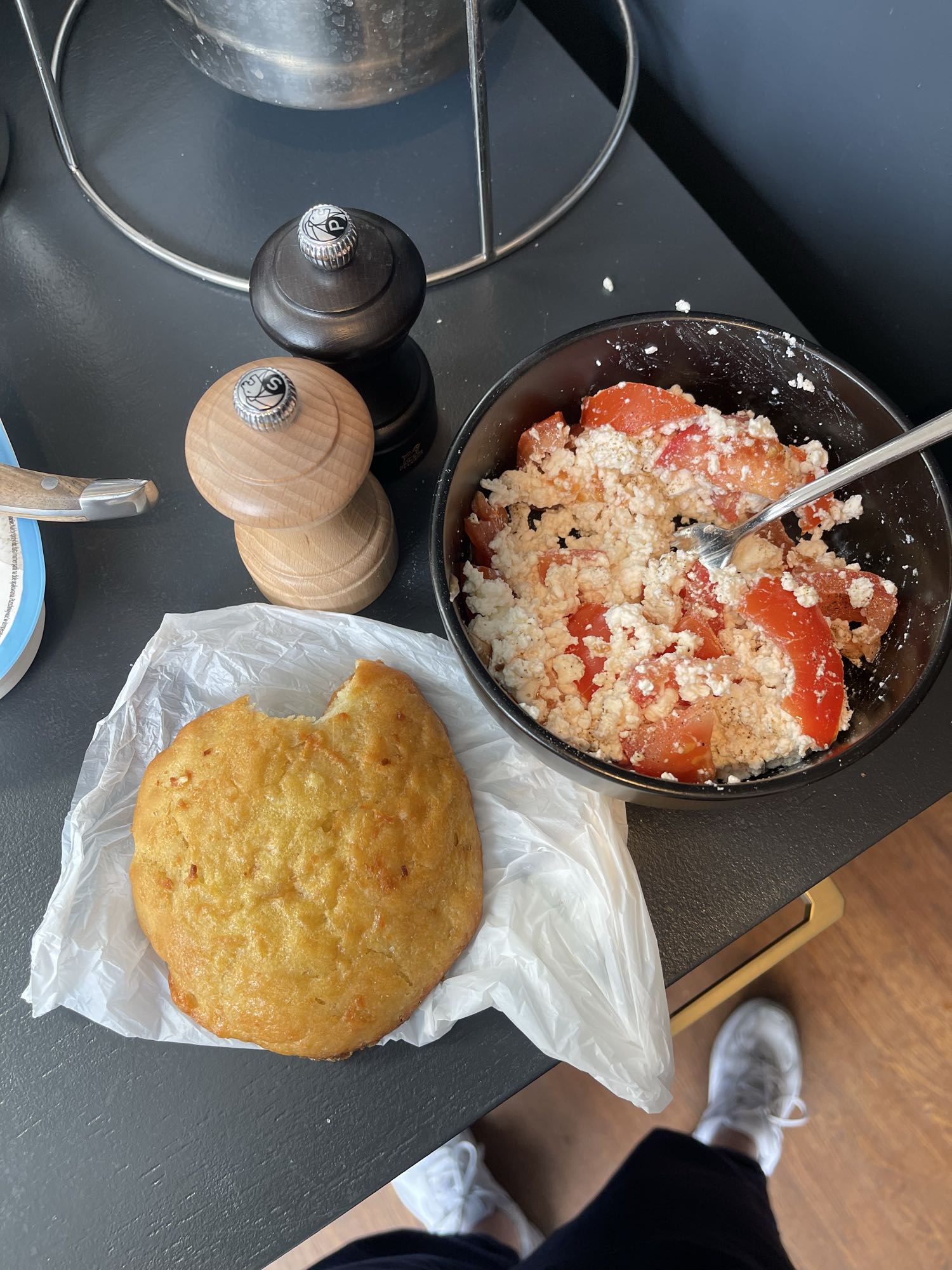 Сир з помідорами та хліб