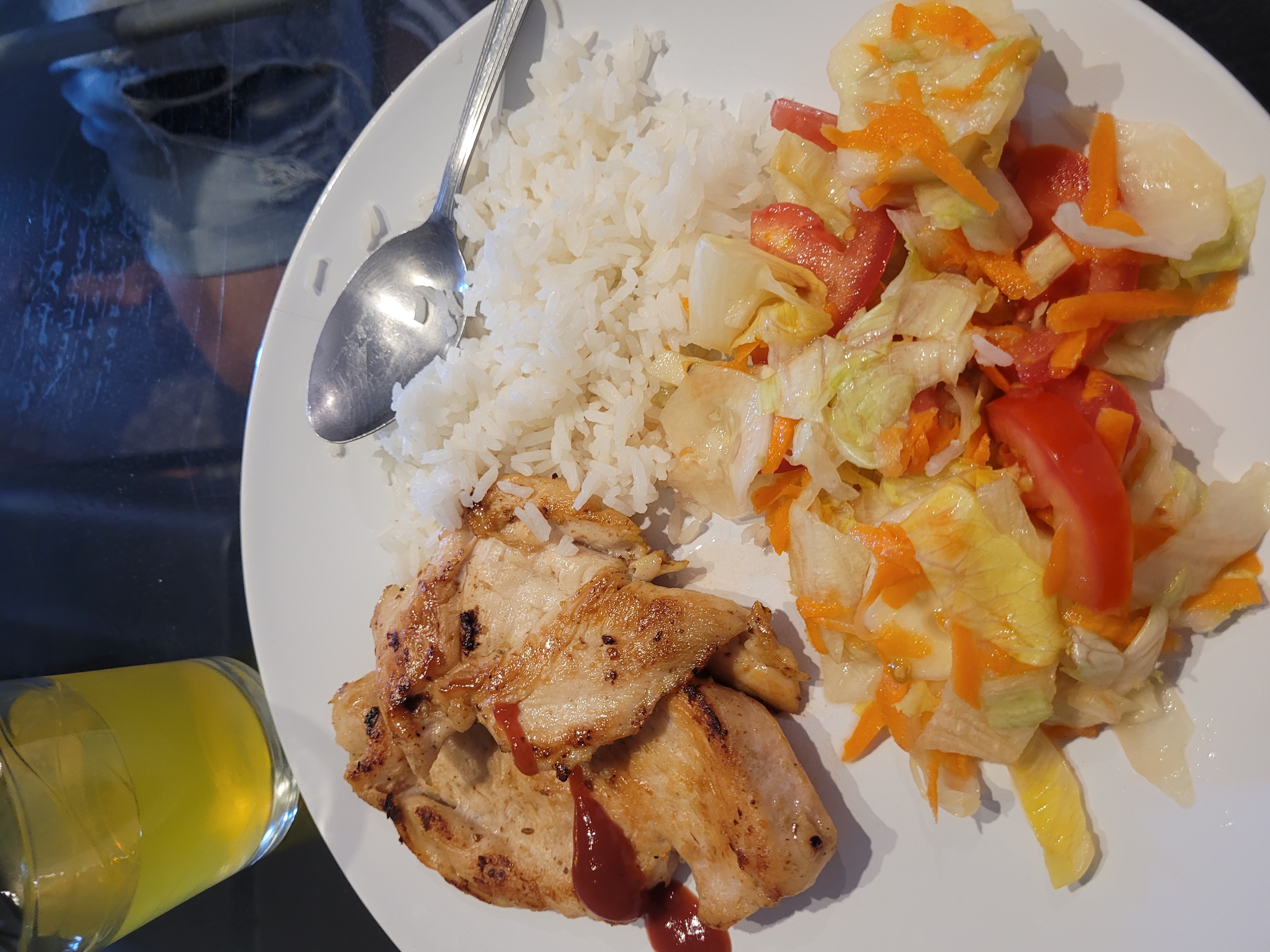 Pollo con arroz y ensalada