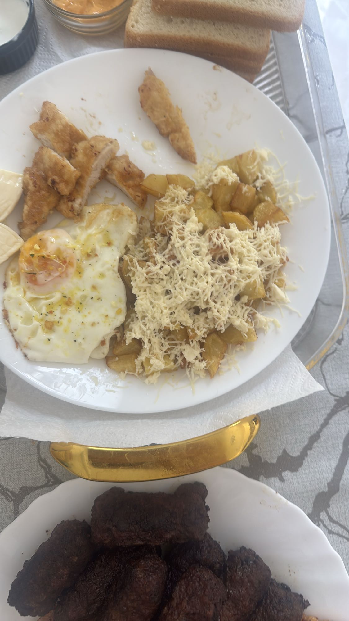 Mic dejun cu cartofi, ou, cașcaval și mici