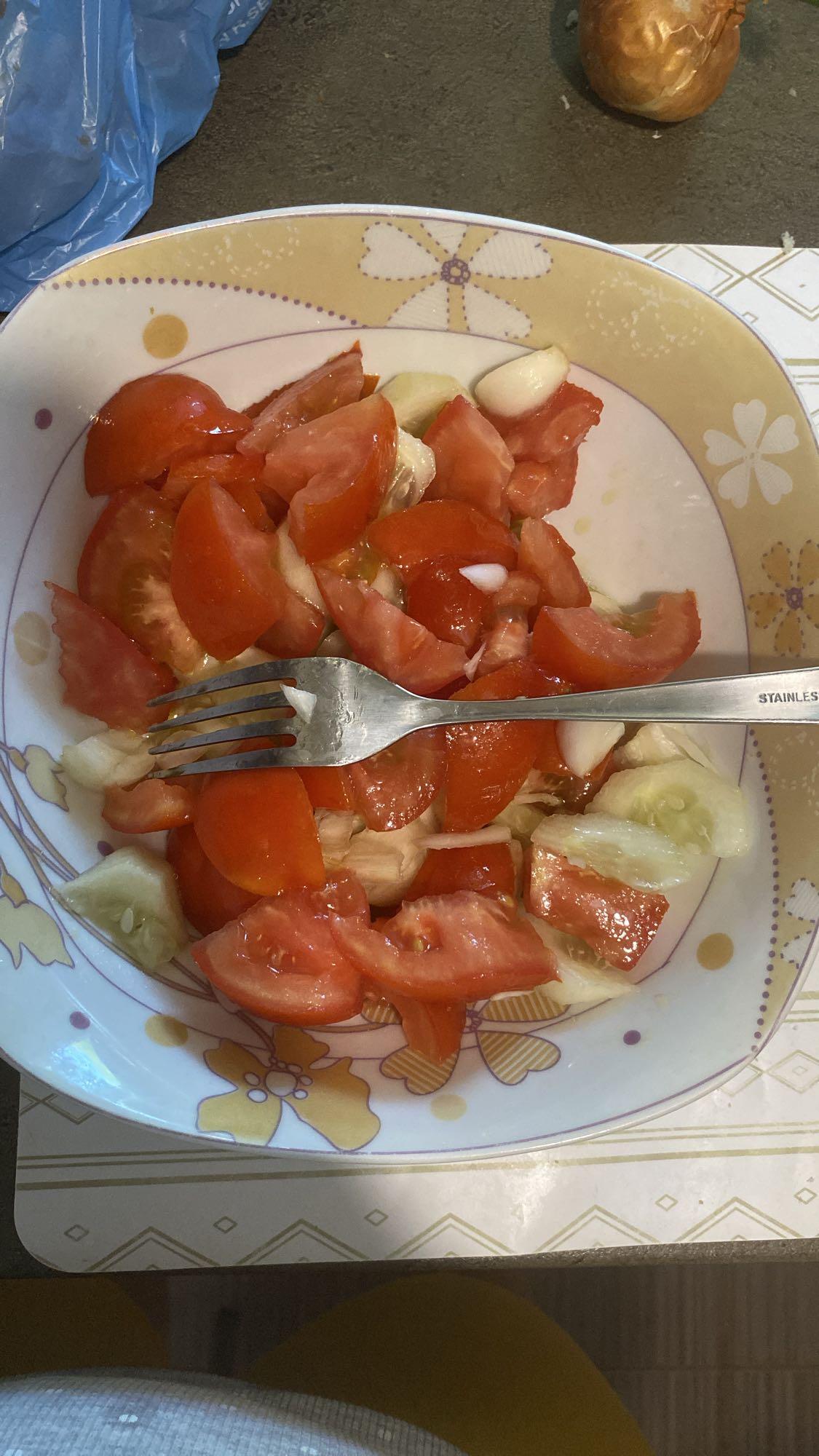 Salată de roșii și castraveți