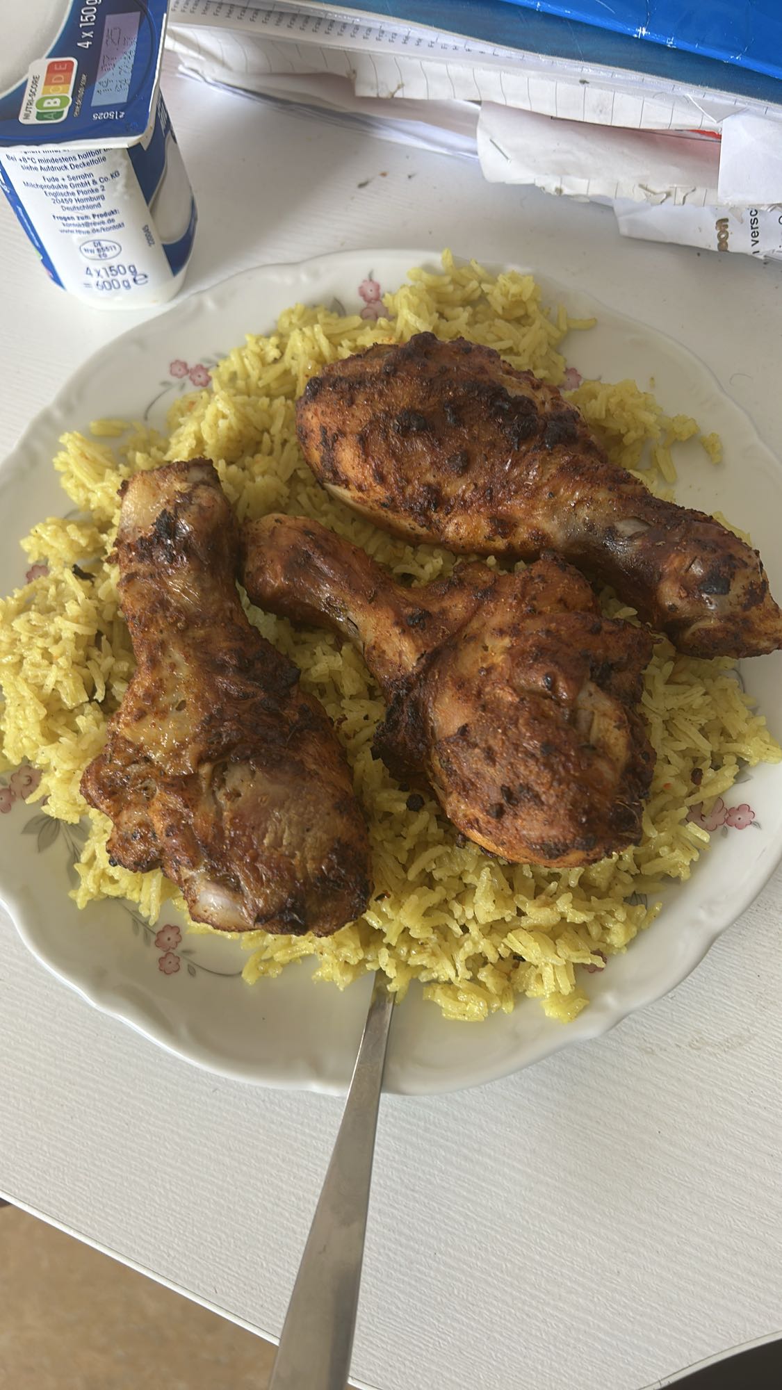 Gegrillte Hähnchenschenkel mit Reis