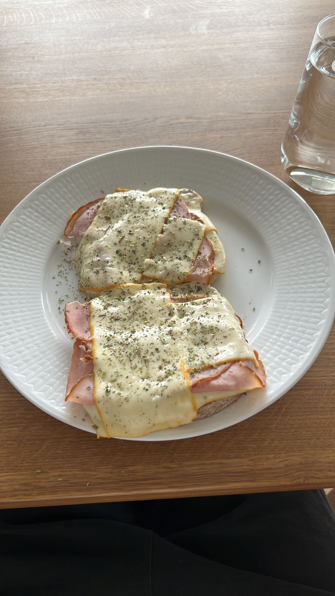 Varm smörgås med skinka