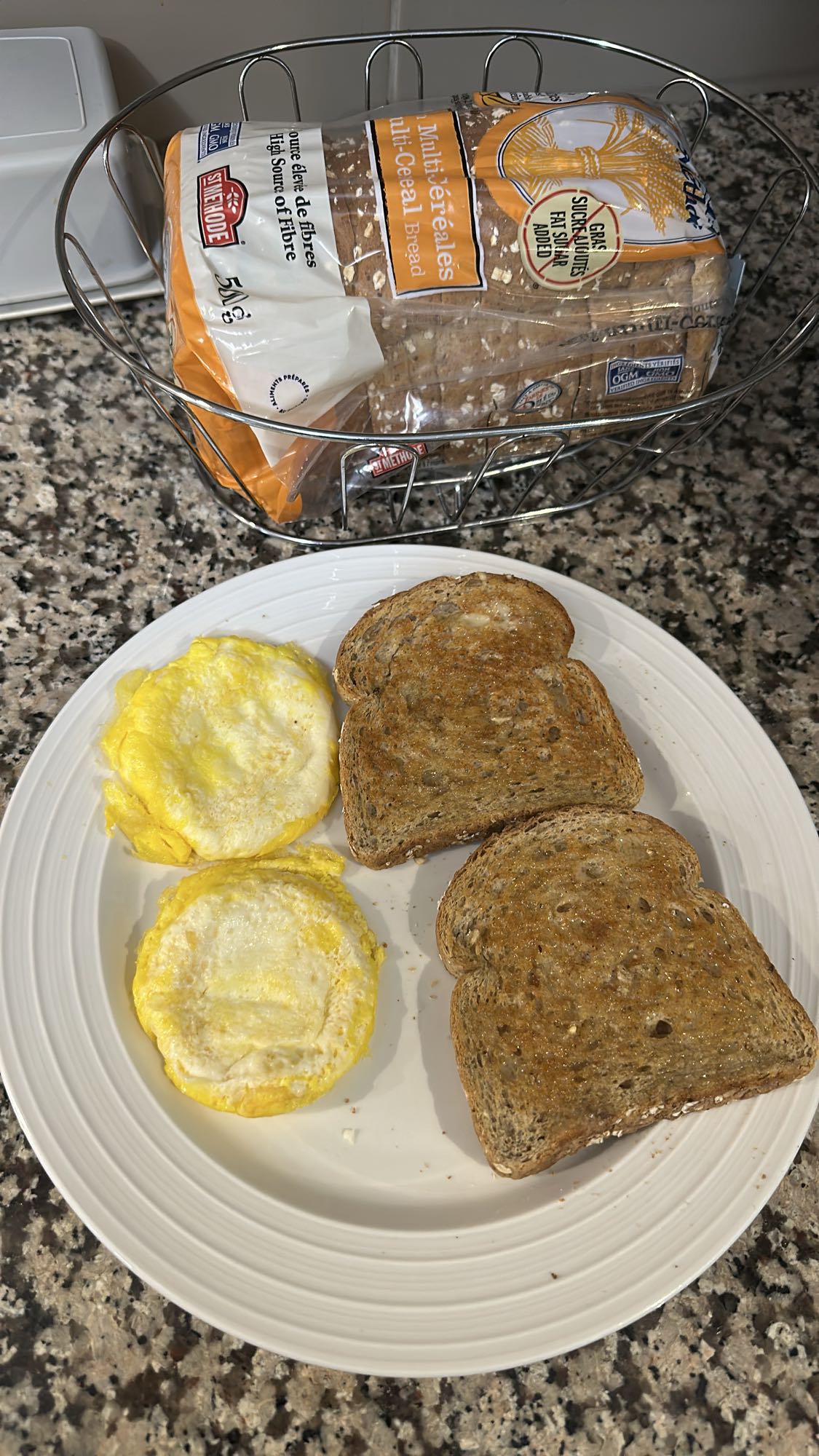 Œufs et pain grillé