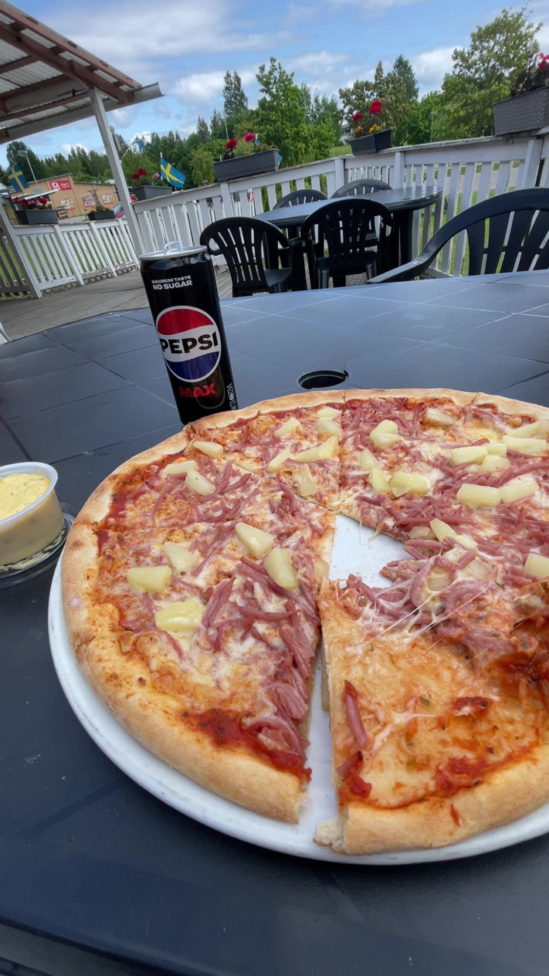 Hawaii pizza med Pepsi Max