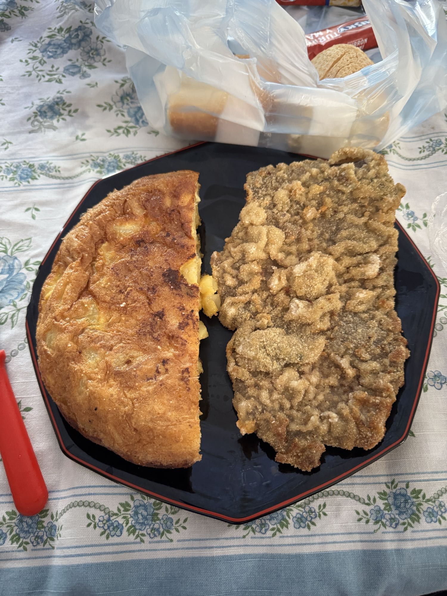 Tortilla y milanesa con banana de postre