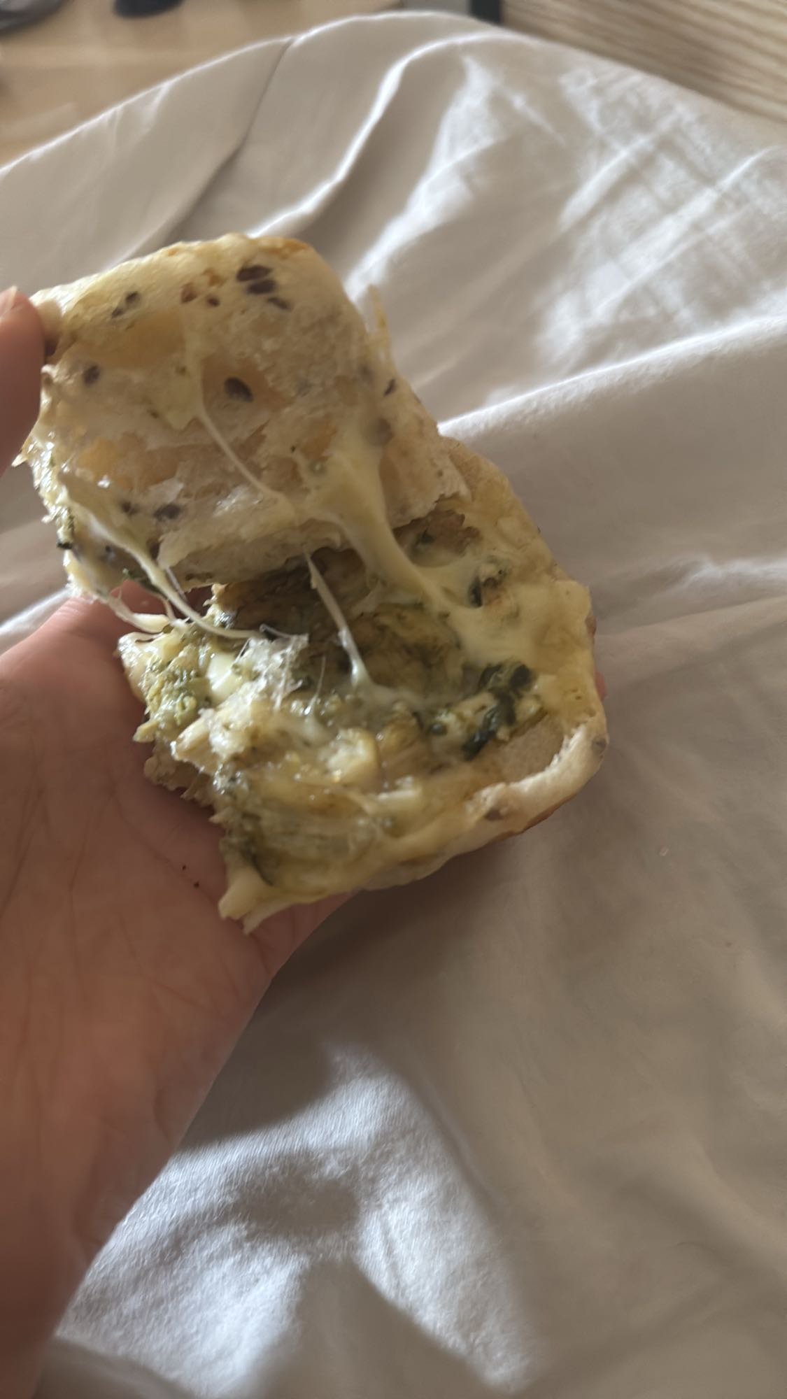 Чиабатта с семенами сыром курицей и соусом песто