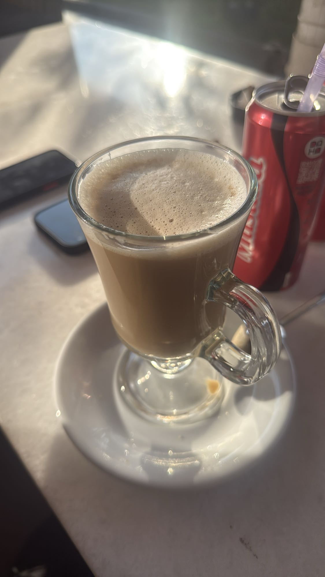 kawa z mlekiem i cola