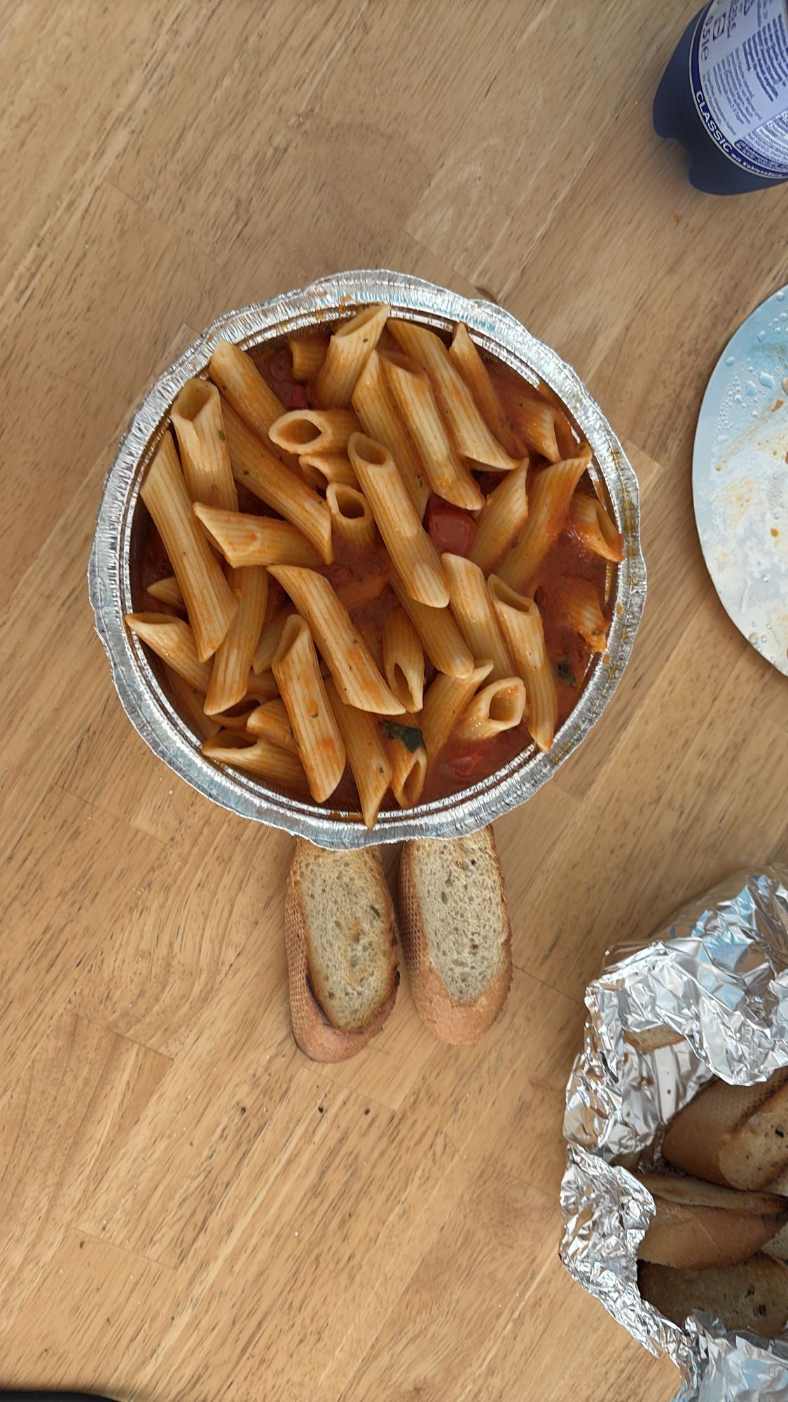 Penne mit Tomatensauce & Brot
