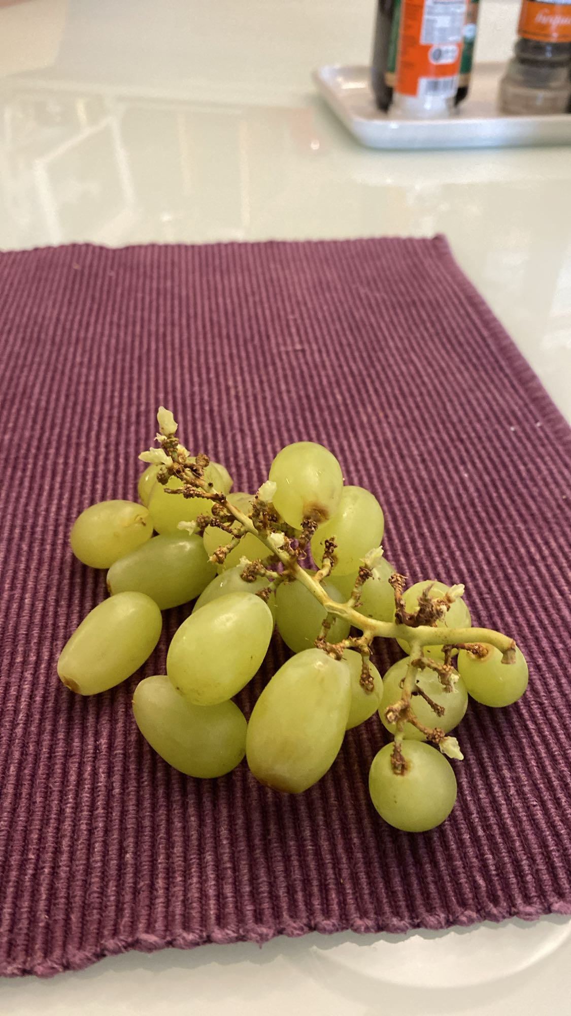 Uvas verdes frescas