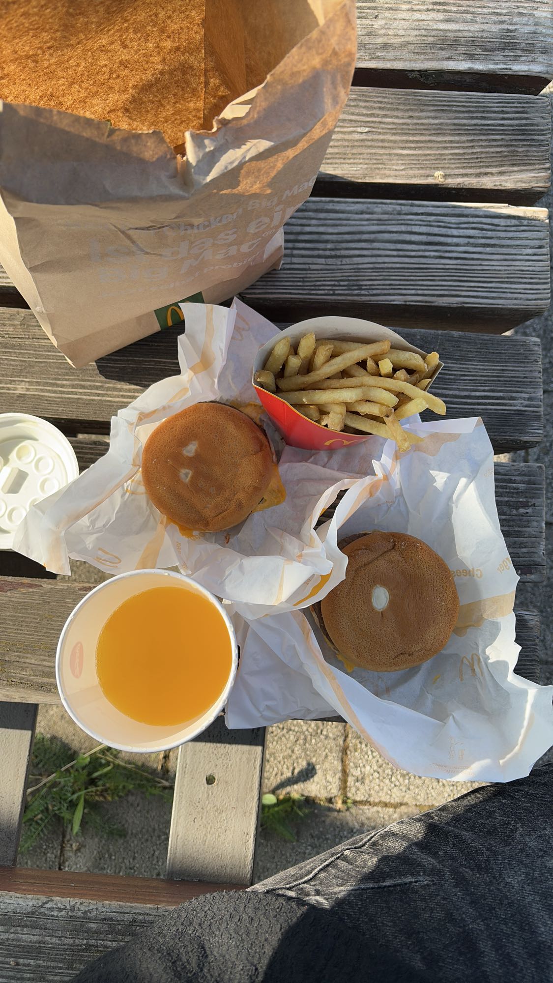 همبرگر، سیبزمینی و نوشیدنی