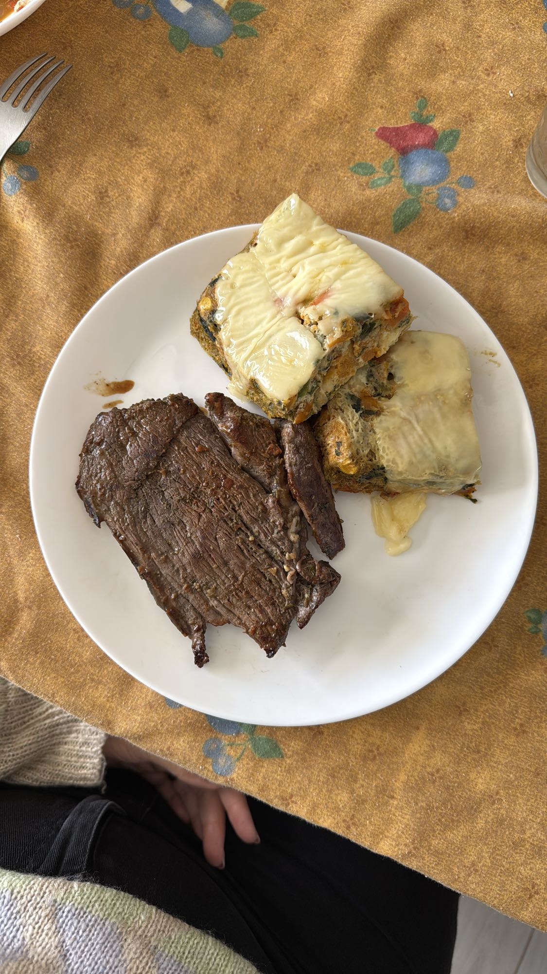 Bistec y pastel de verduras
