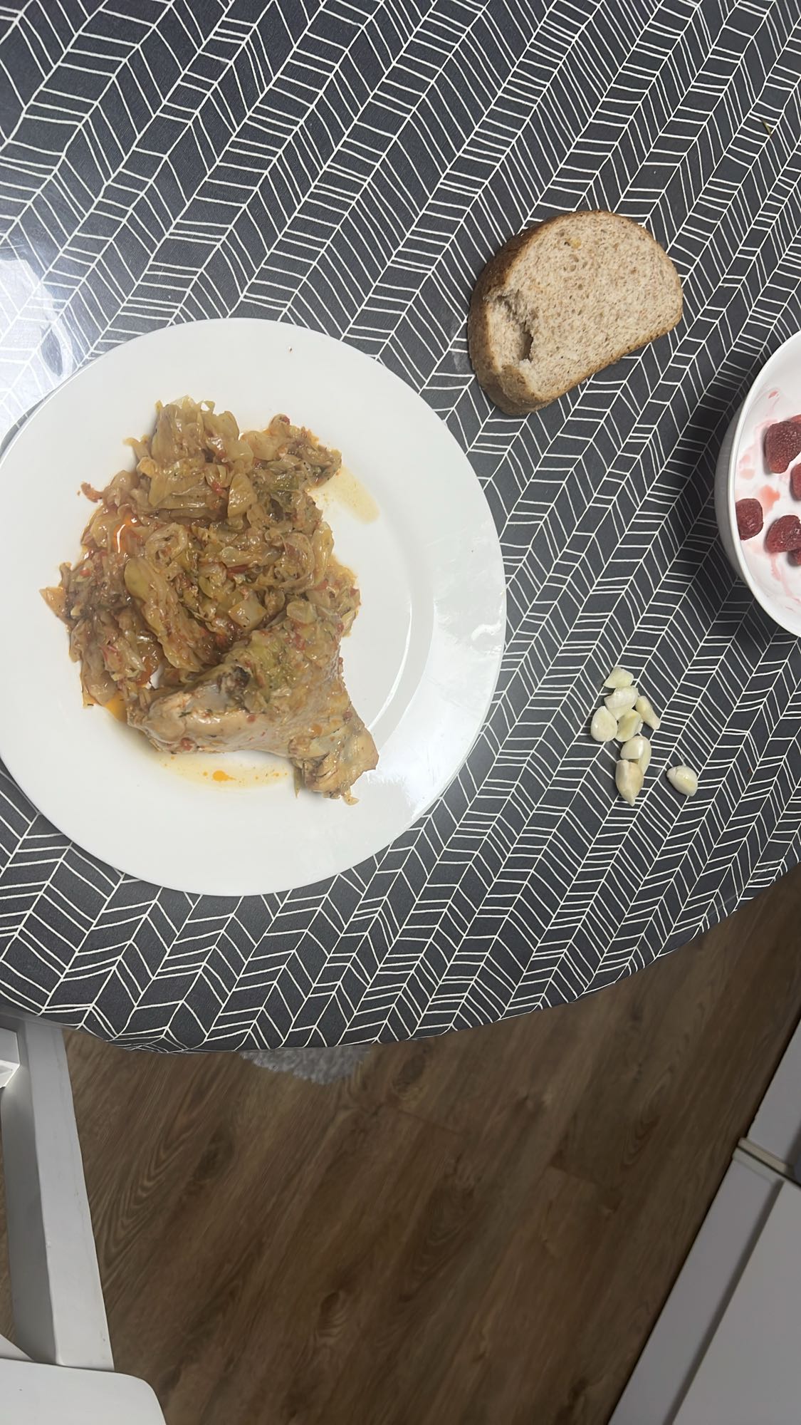 Varză cu pui, pâine, iaurt