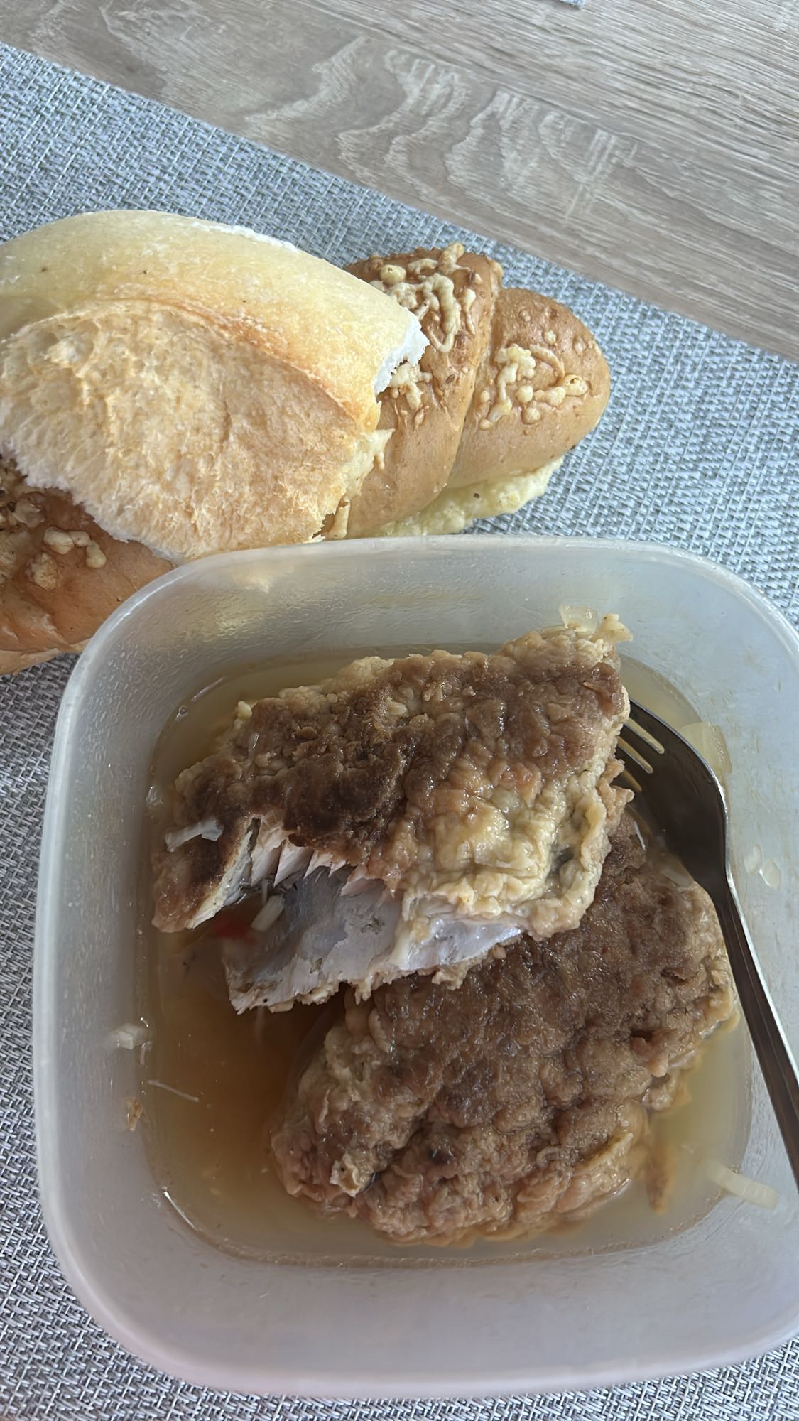 Smażona ryba z bułką