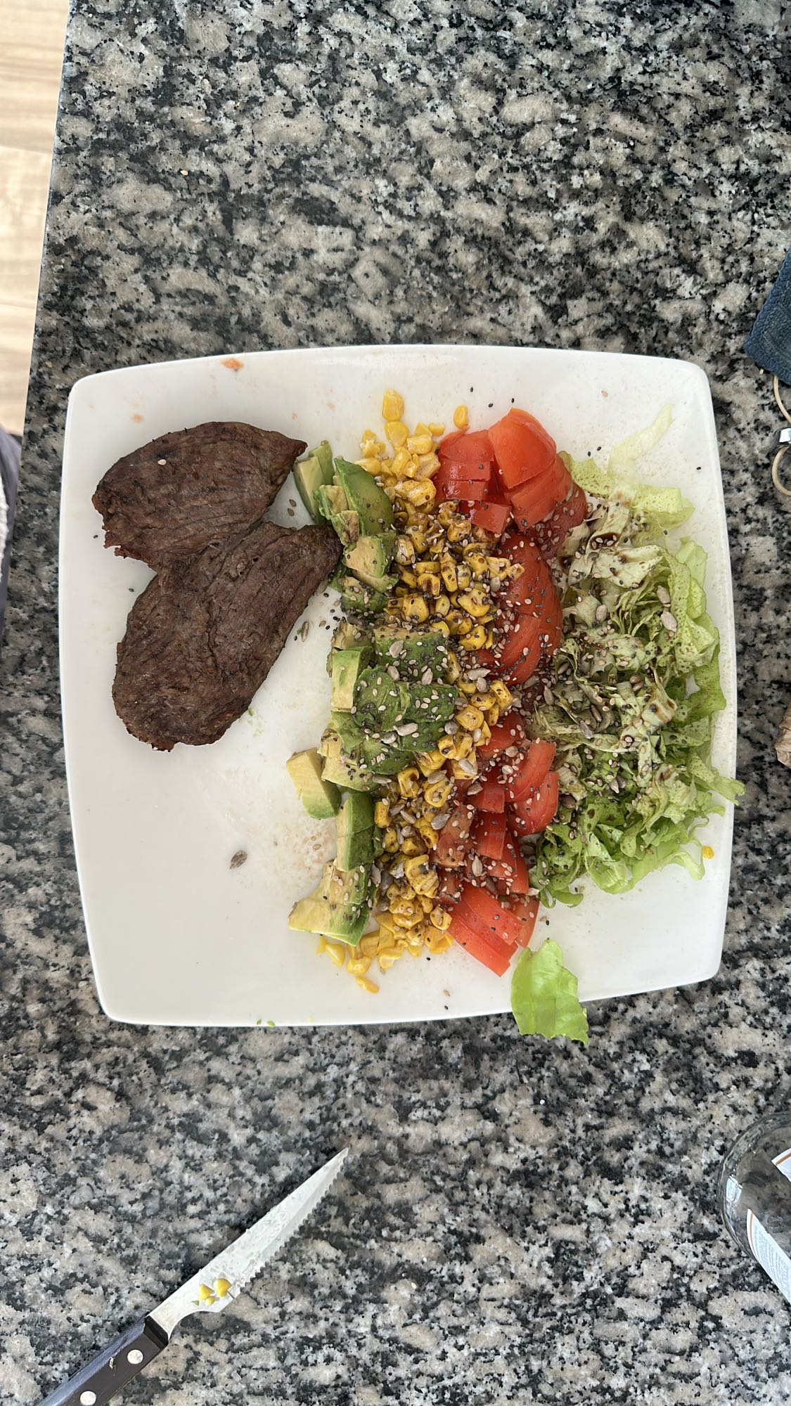 ensalada con carne y aguacate