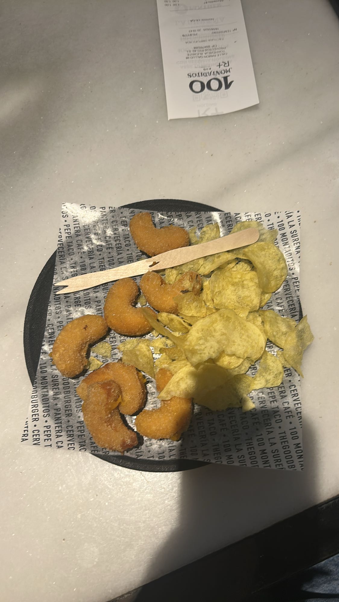 gambas empanadas y papas