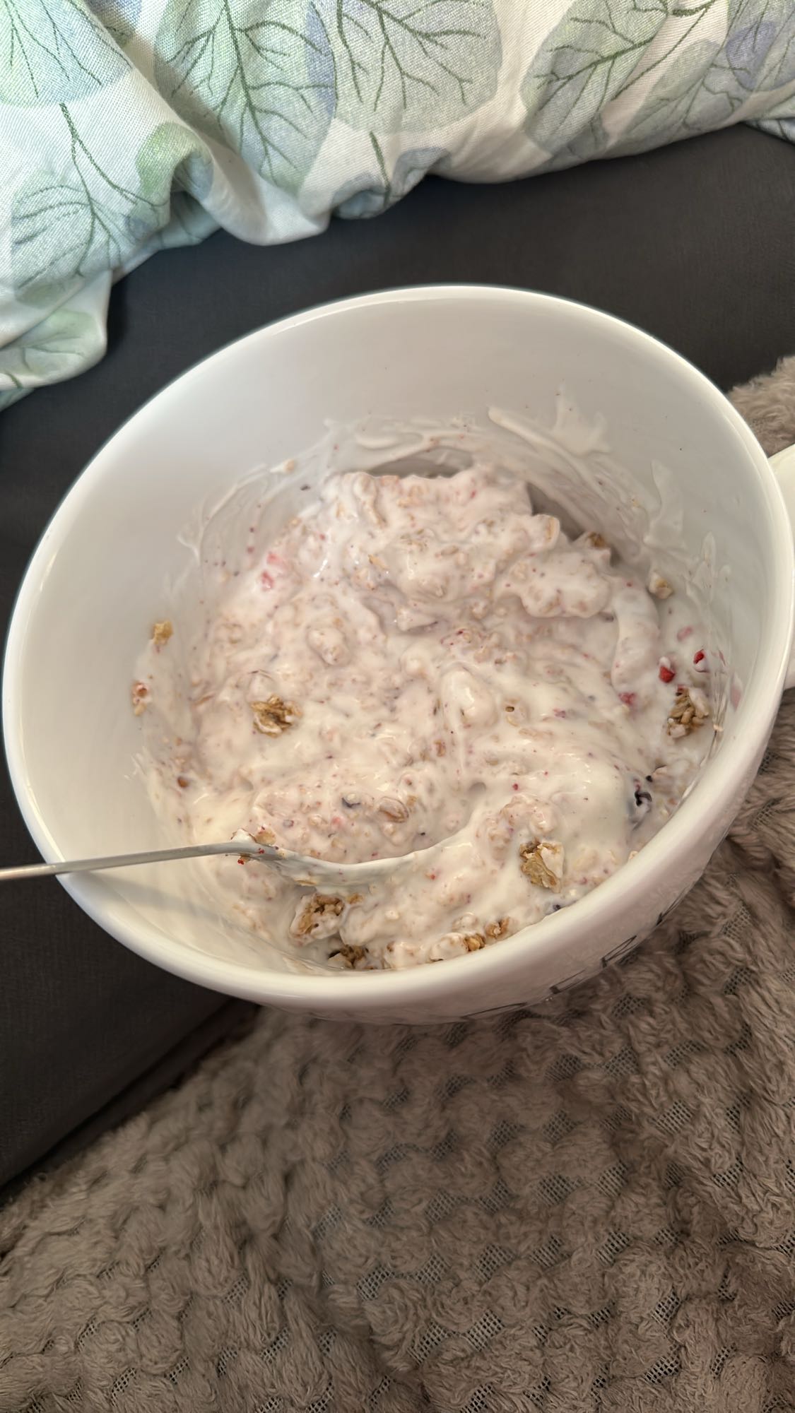 Jogurt z musli i owocami