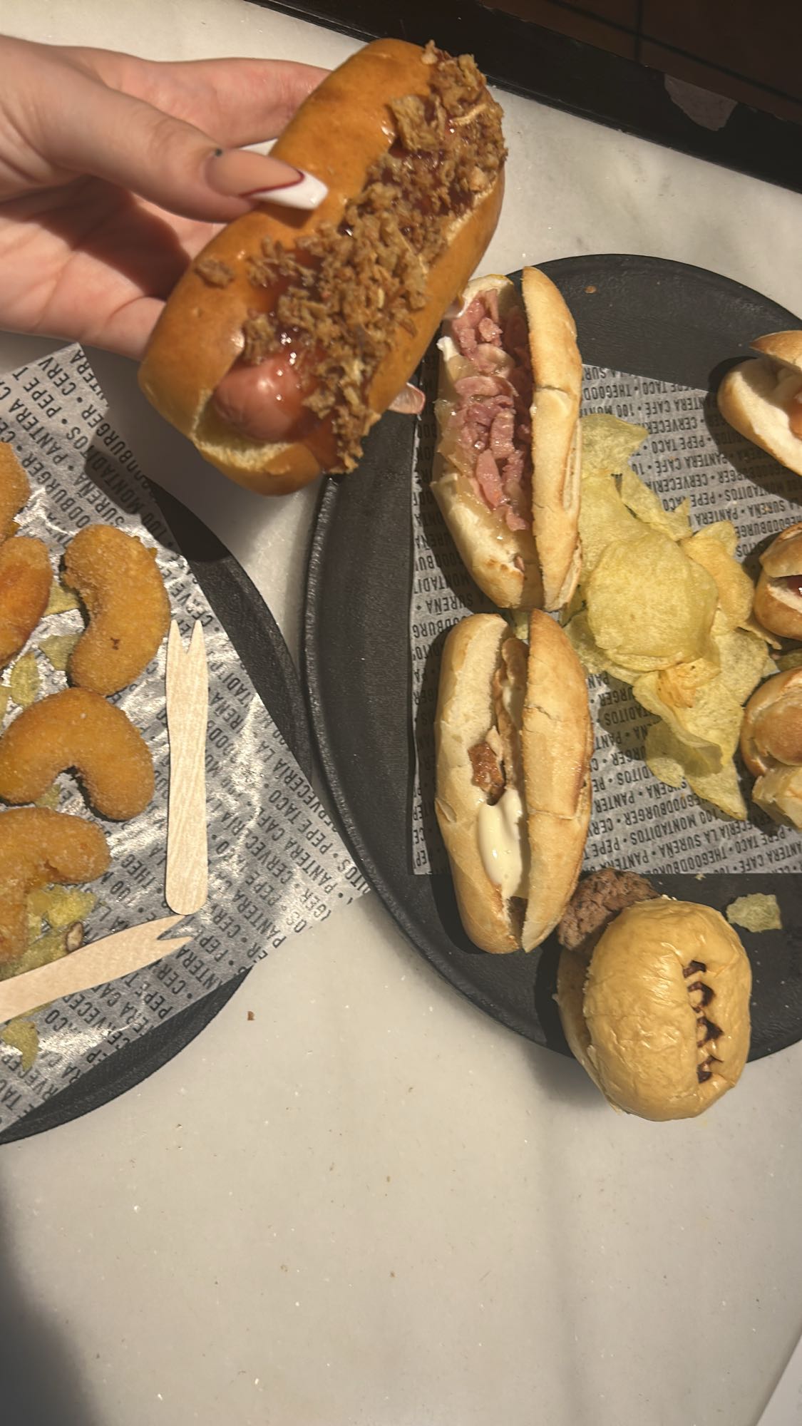 mini hot dogs y snacks